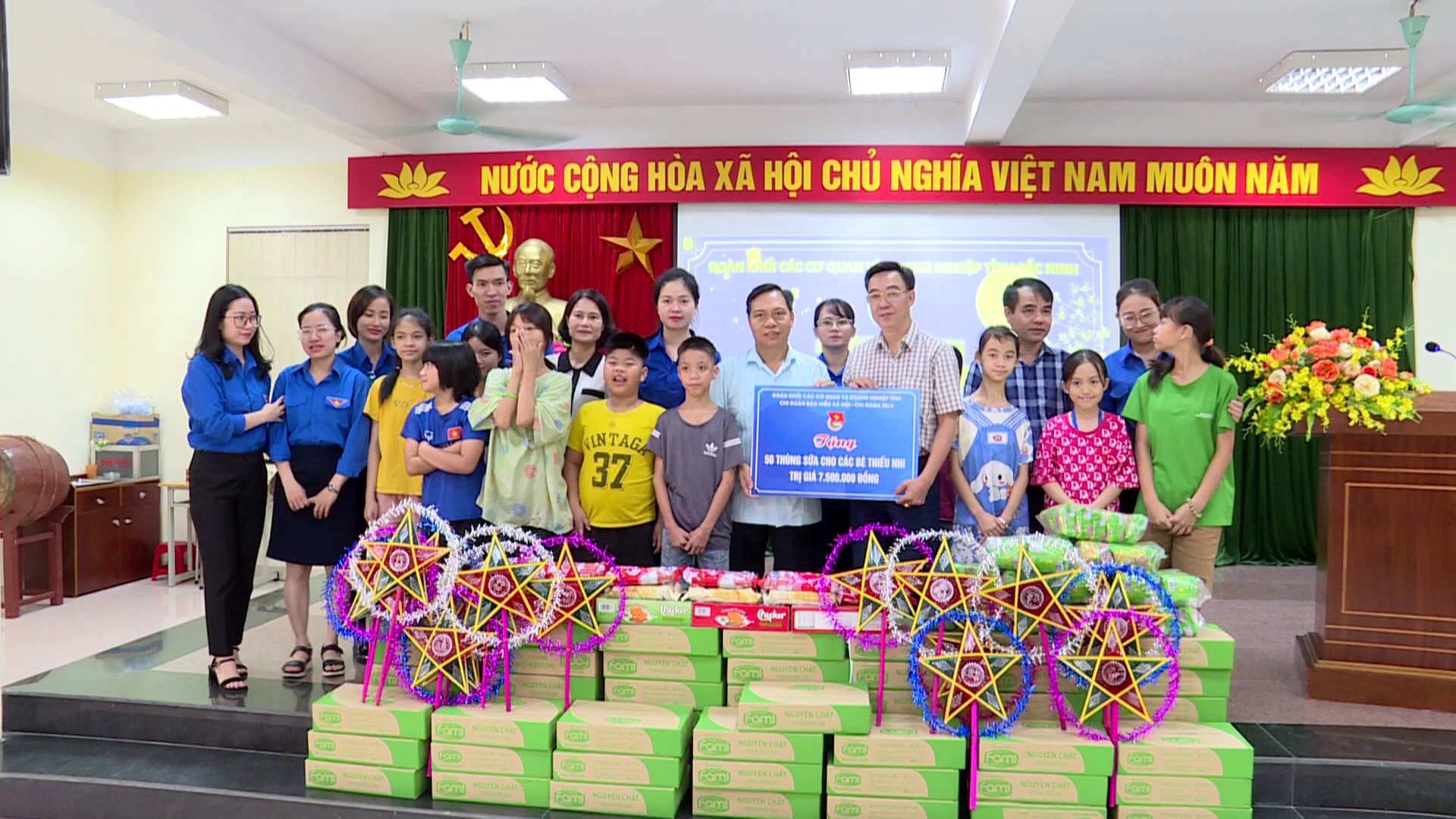 DOAN_KHOI_CAC_CO_QUAN_VA_DOANH_NGHIEP_TINH_TANG_QUA_TRUNG_THUCHO_TRE_EM_MO_COI_KHUYET_TAT(1)
