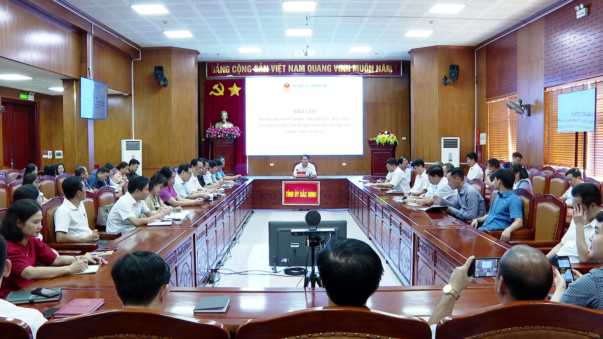 hOI_NGHI_BAO_CAO_VIEN(1)