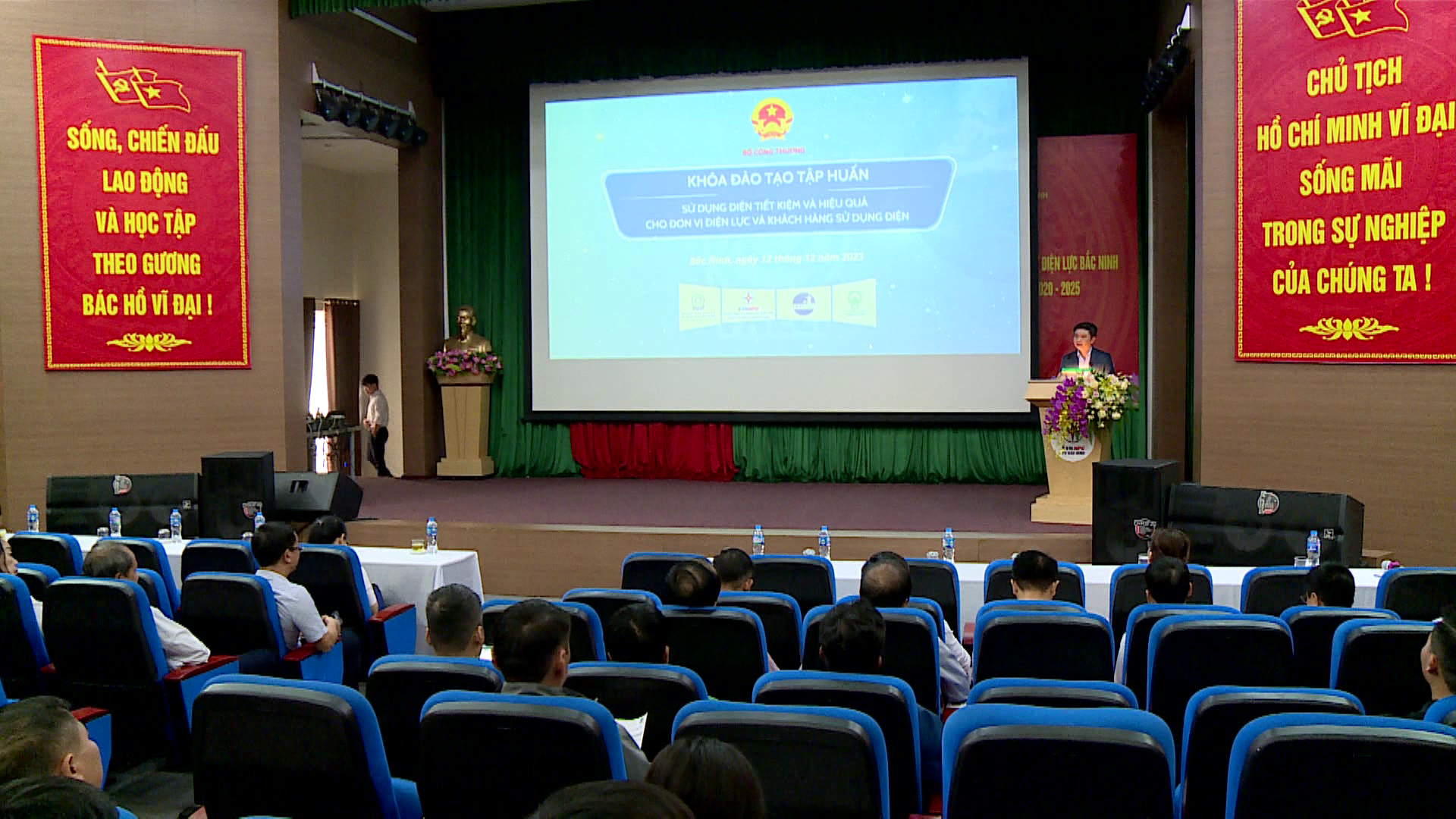 Dien_luc_tap_huan_tiet_kiem_dien(1)