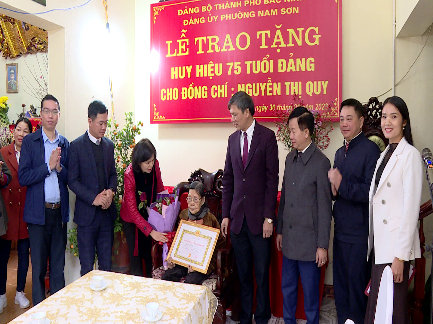 Chu_tich_trao_huiy_hieu_Dang_tai_TPBN(6)