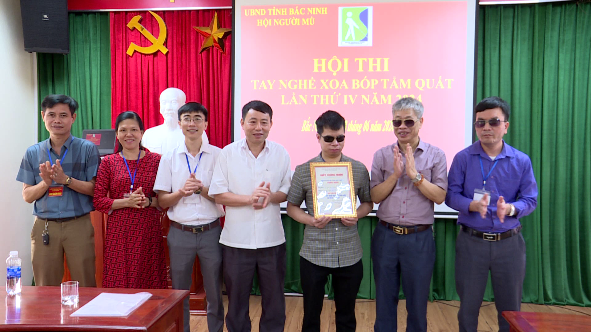 HOI_THI_TAY_NGHE_LAN_THU_IV_HOI_NGUOI_MU_TINH(2)