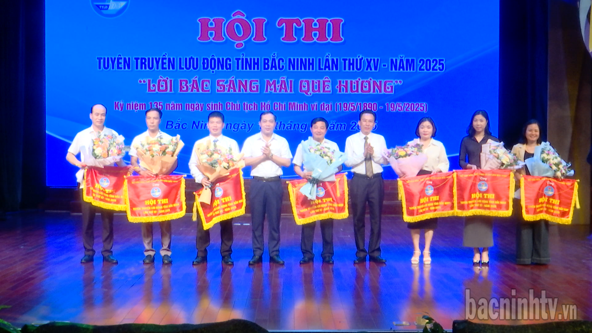 BTC_trao_giai_hoi_thi