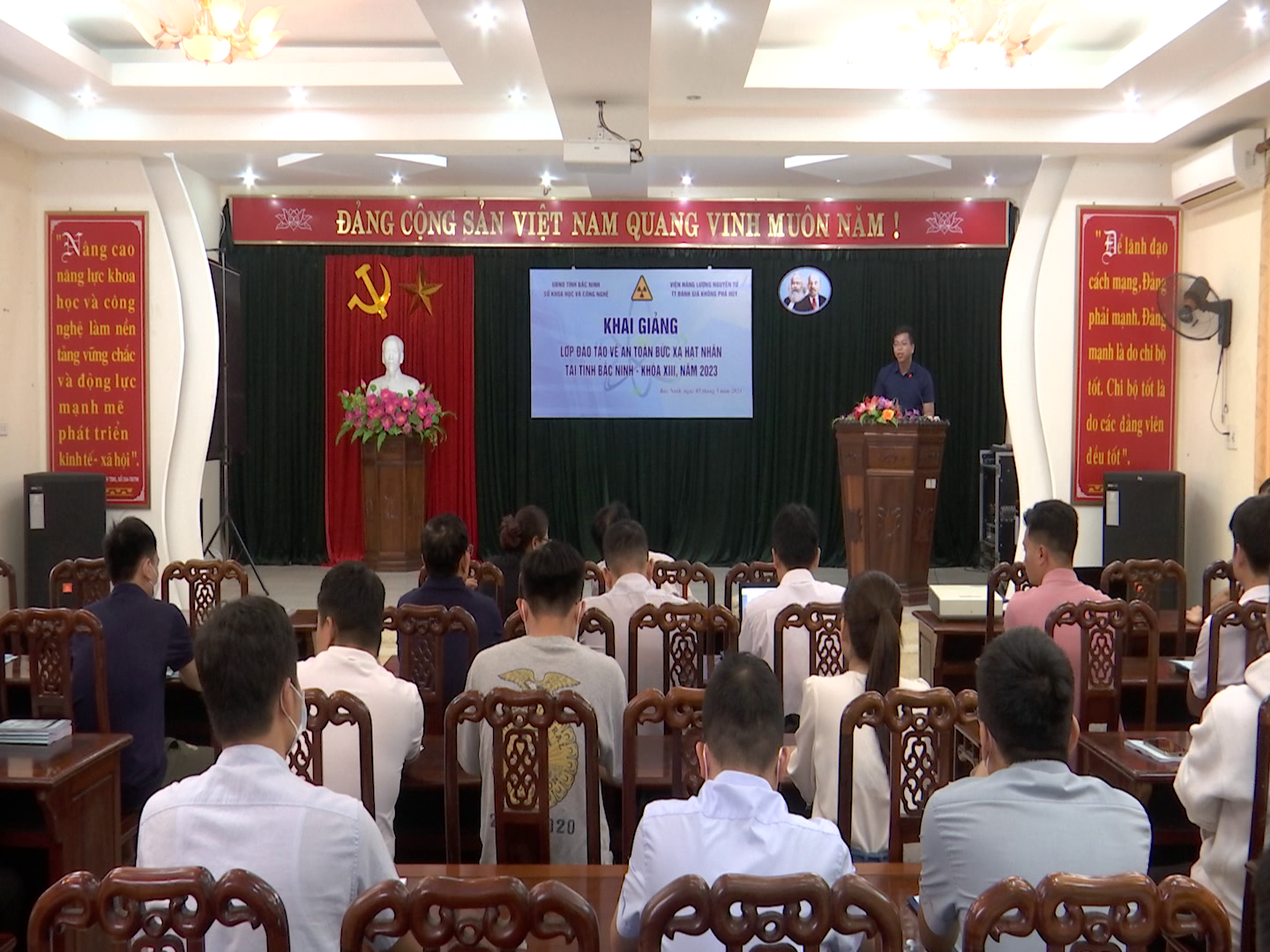 KHAI_GIANG_KHOA_DAO_TAO_VA_CAP_GIAY_CHUNG_NHAN_VE_AN_TOAN_BUC_XA_CHO_CAC_NHAN_VIEN_BUC_XA(1)