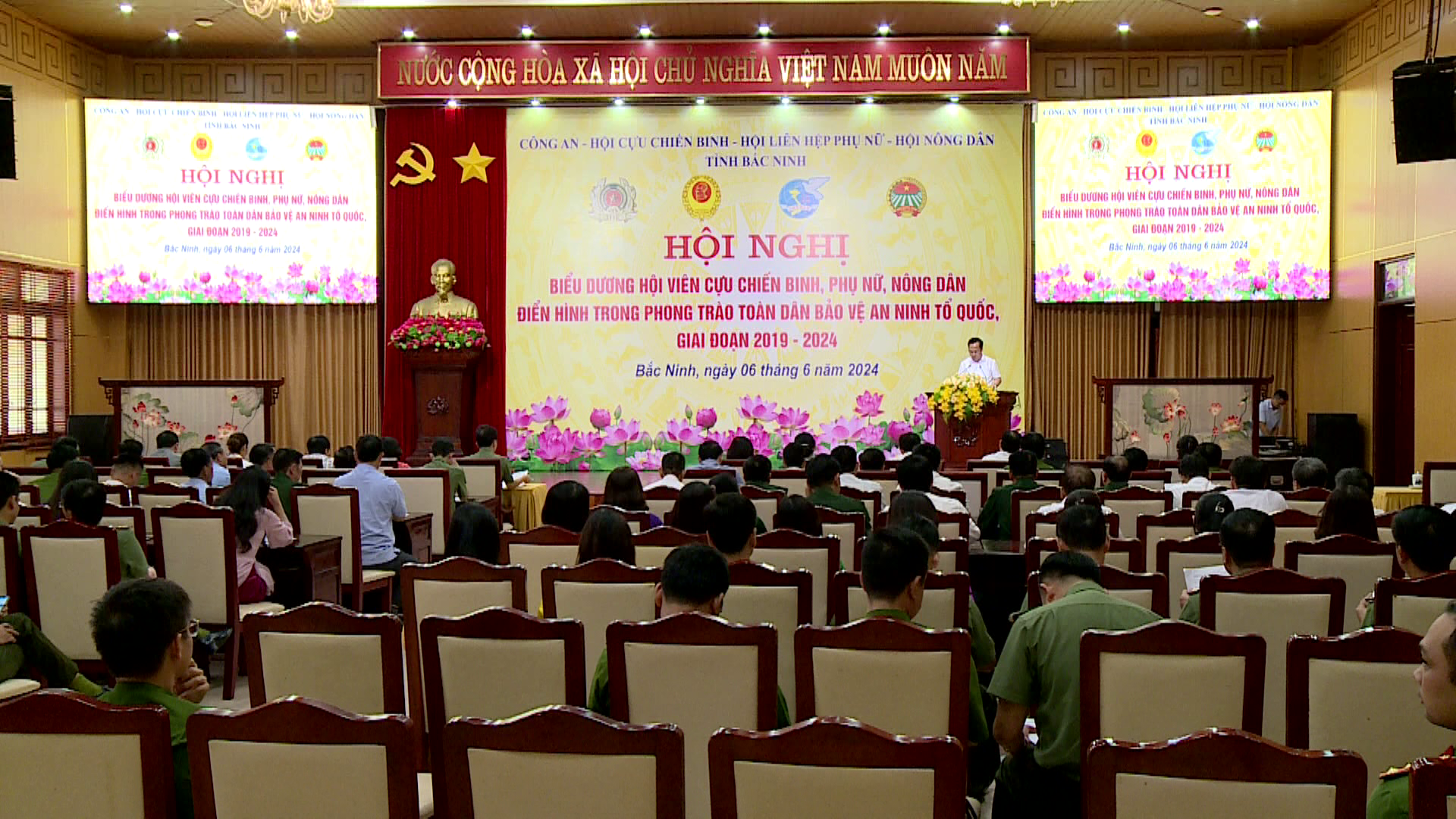 Hoi_nghi_bieu_duong_hoi_vien_CCB_ND_PN_dien_hinh_trong_phong_trao_BVANTQ(4)