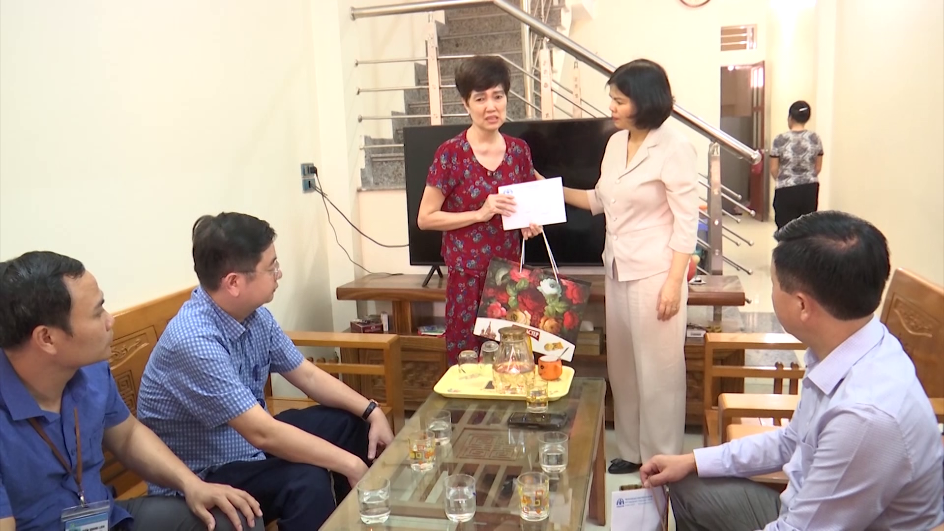 Tin_Chu_tich_tinh_tang_qua_nan_nhan_TNGT(1)
