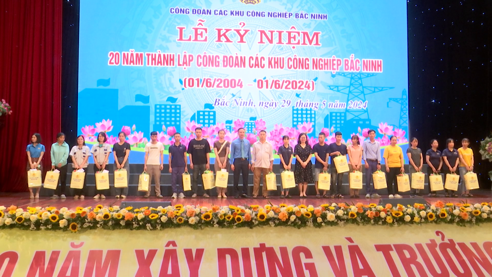Tin_Cong_doan_KCN_to_chuc_ki_niem_20_nam_thanh_lap(3)