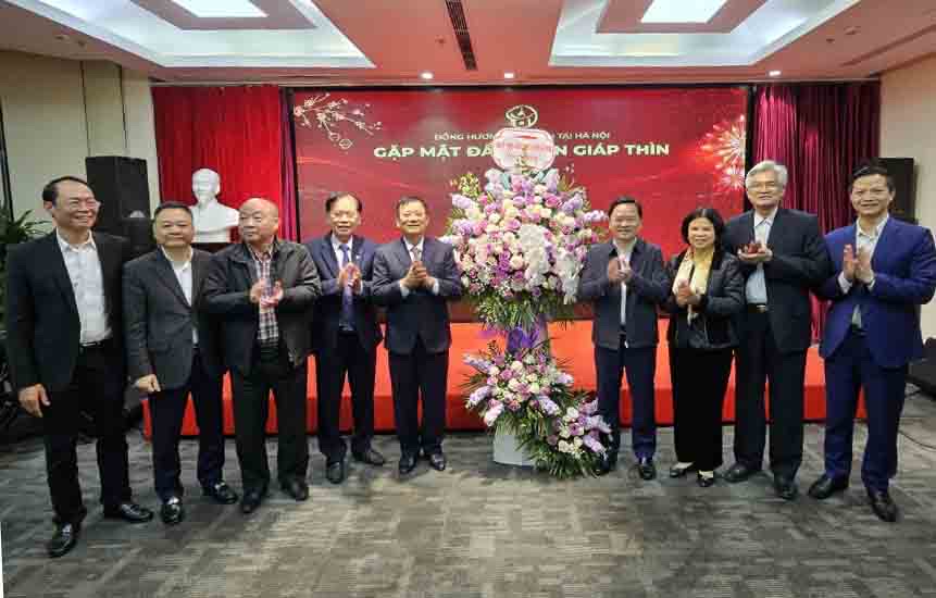 Lanh_dao_tinh_tang_hoa_chuc_mung