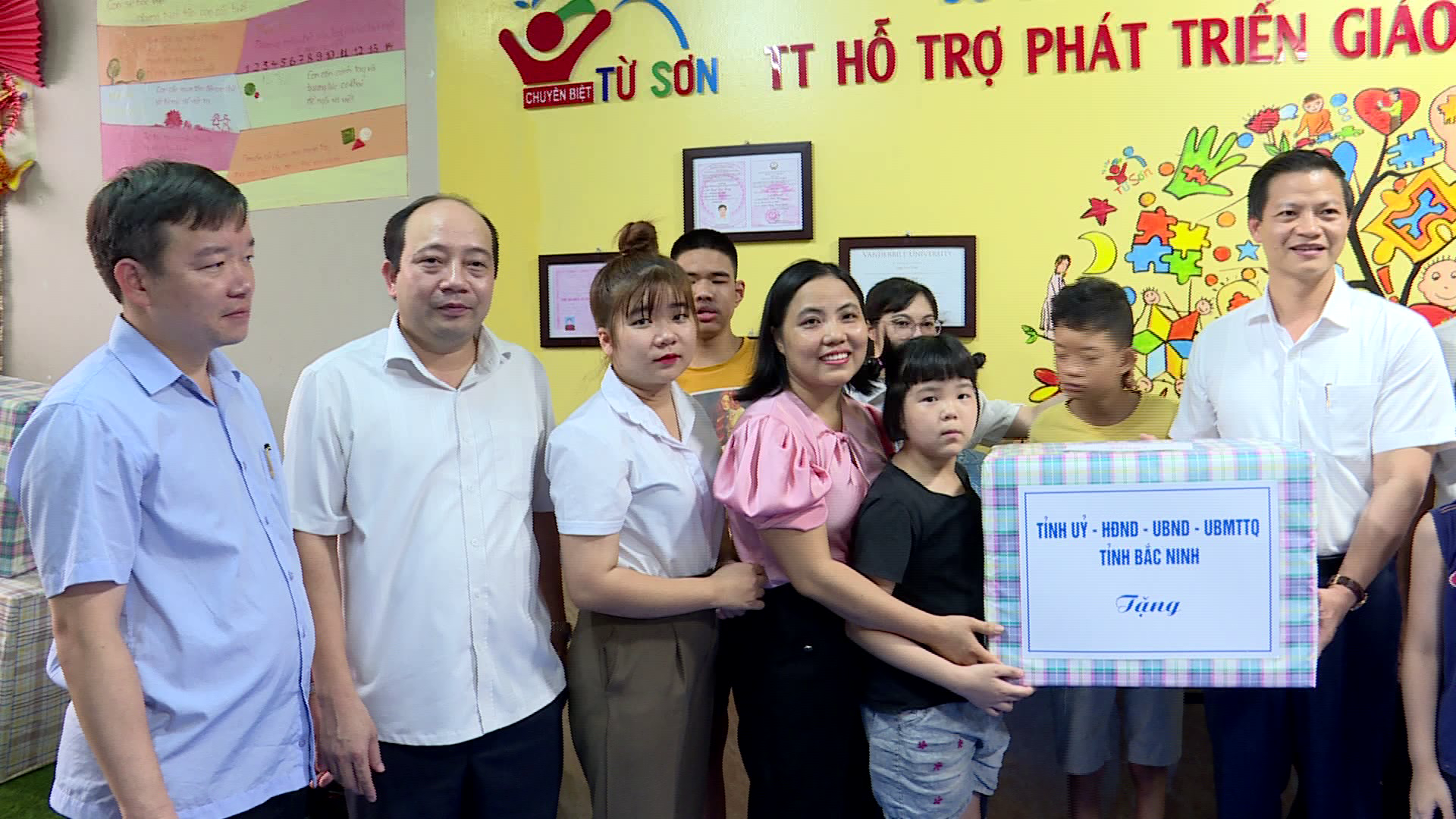 Pho_CT_TT_UBND_tinh_tham_tang_qua_TT_GD_tre_chuyen_biet_tai_Tu_Son(1)