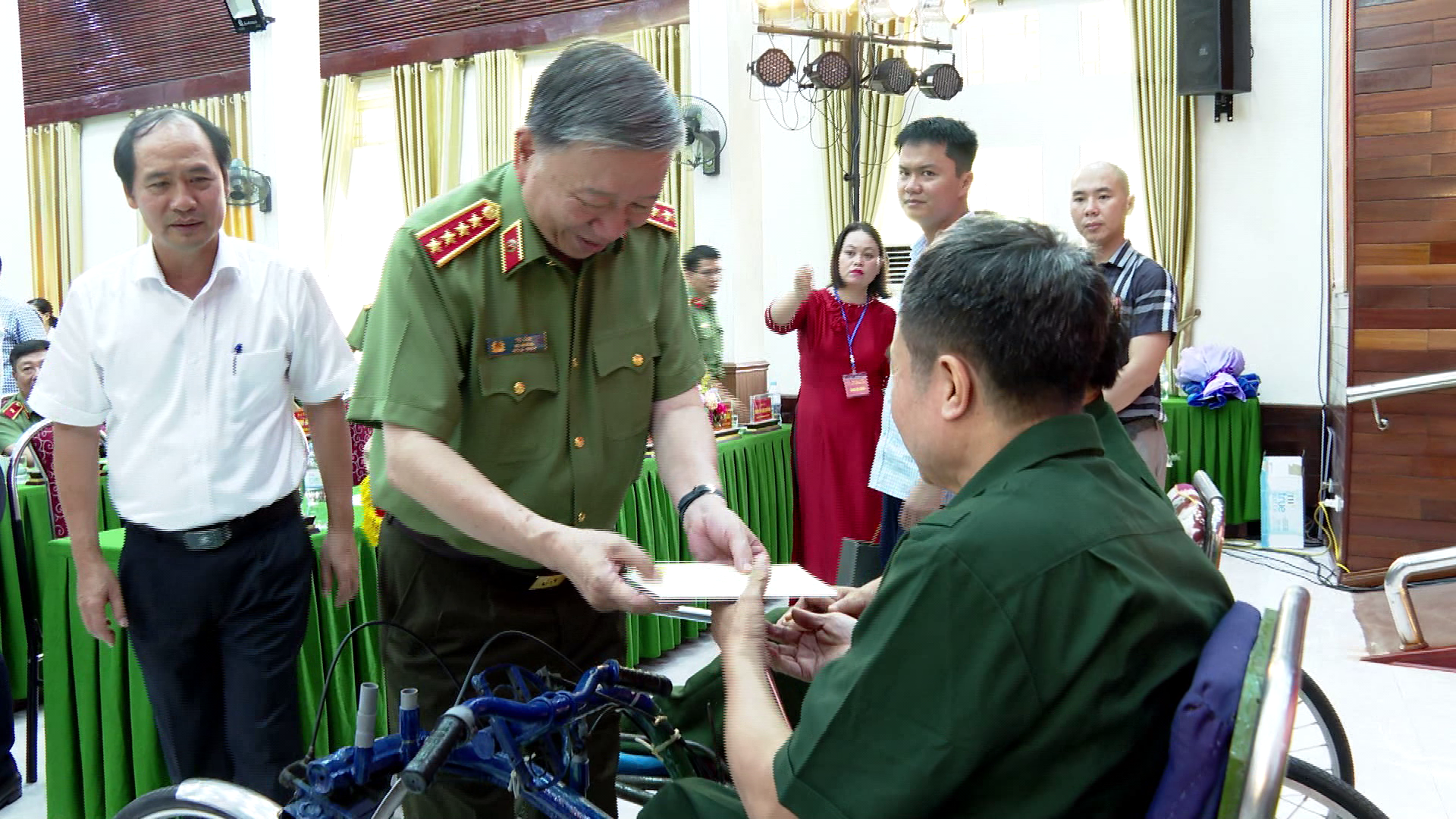 Bo_truong_to_lam_tang_qua_TTTB_Thuan_Thanh_27_7_2023(5)