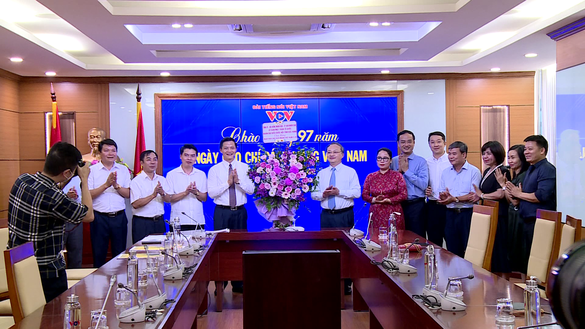 lanh_dao_tinh_tham_chuc_mung_bao_chi_trung_uong(1).png