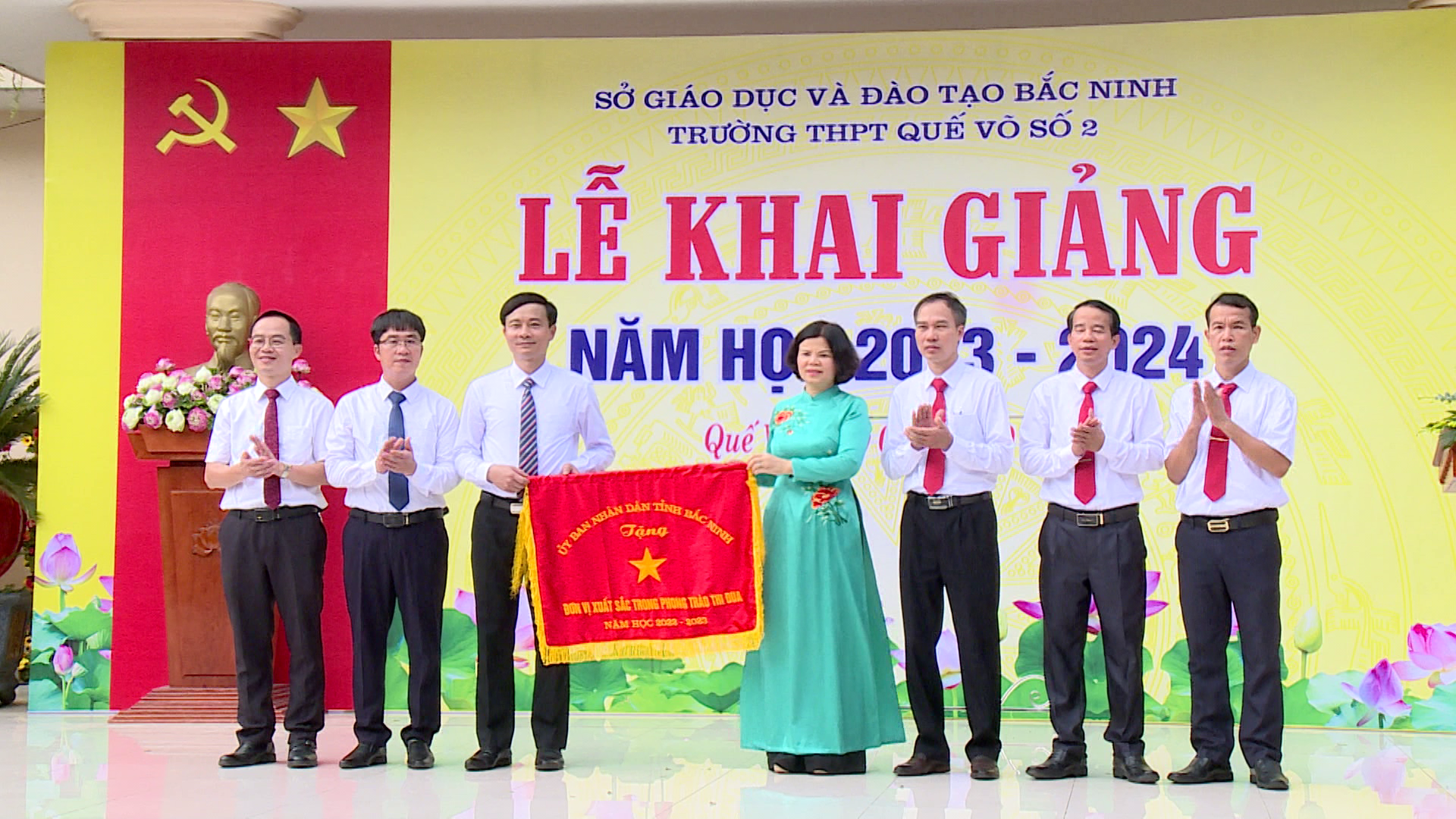 Chu_tich_du_khai_giang_tai_truong_THPT_que_vo_2(8)