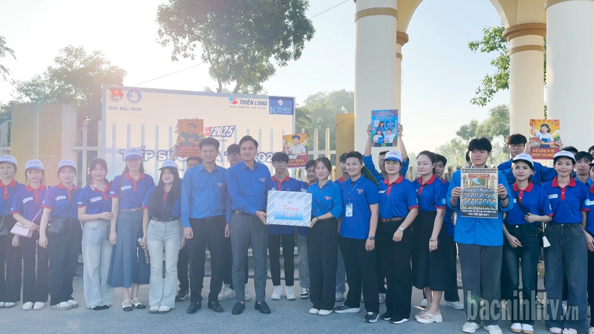 tang_qua_tinh_nguyen_vien