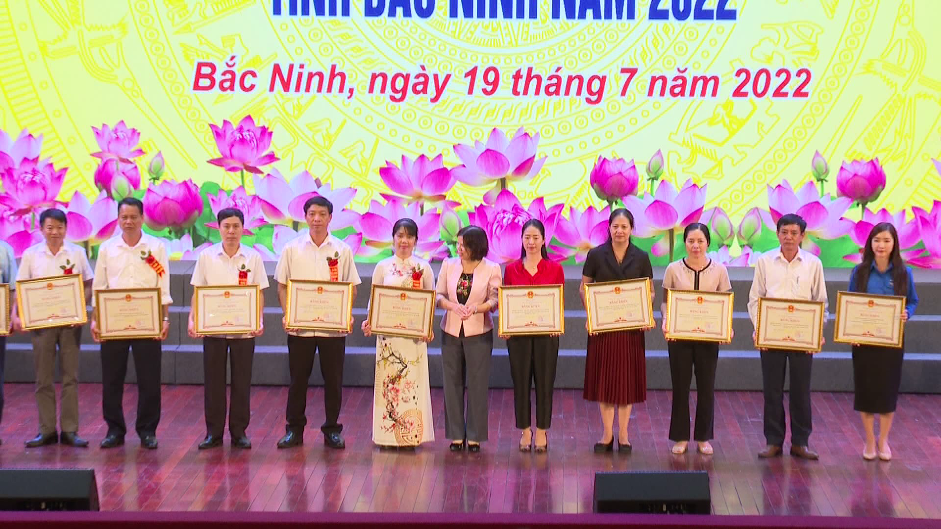 BN_bieu_duong_nguoi_co_cong_voi_cach_mang_tieu_bieu_nam_2022(4)