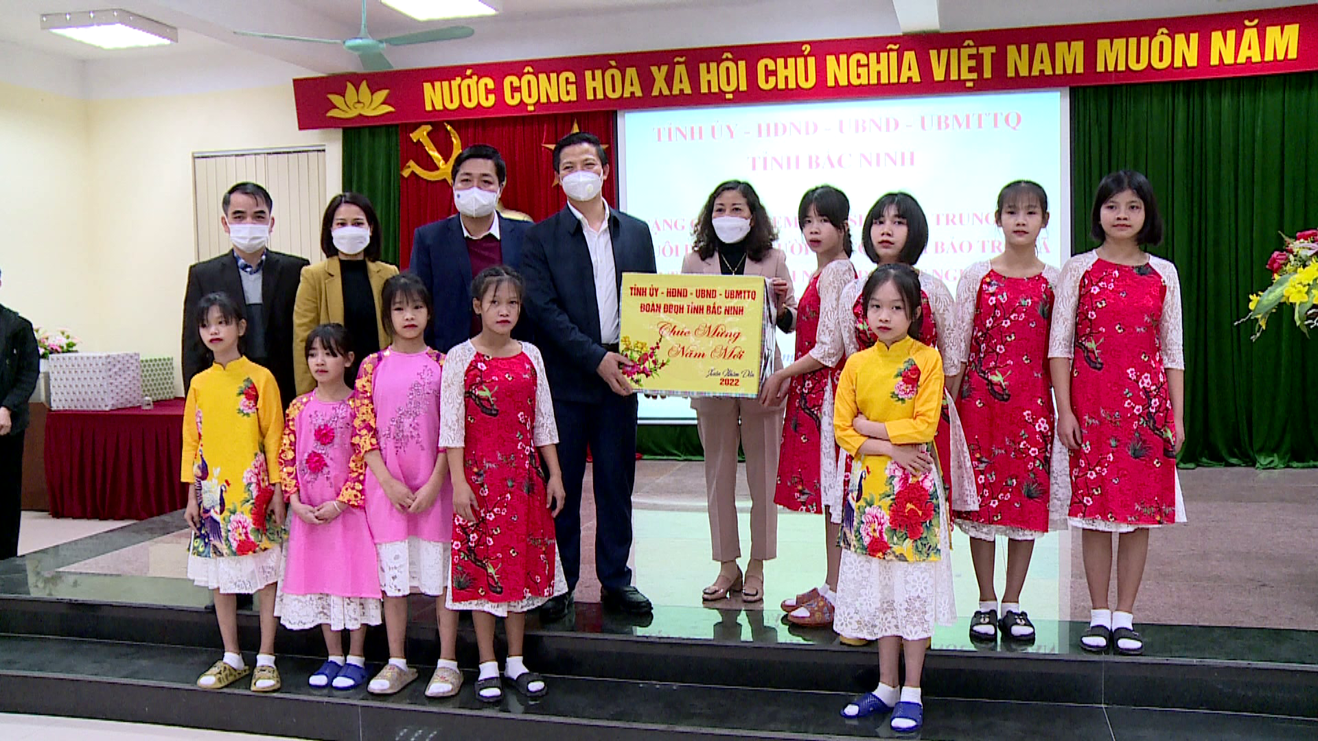 PCT_TT_tham_tang_qua_tet_TT_nuoi_duong_nguoi_co_cong_va_bao_tro_XH_tinh(1)