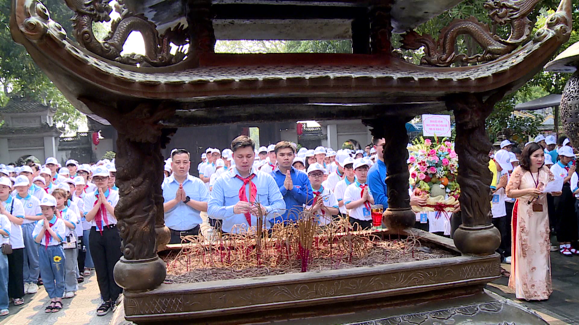 Doan_dai_bieu_nghin_viec_tot_dang_huong_den_do(2)