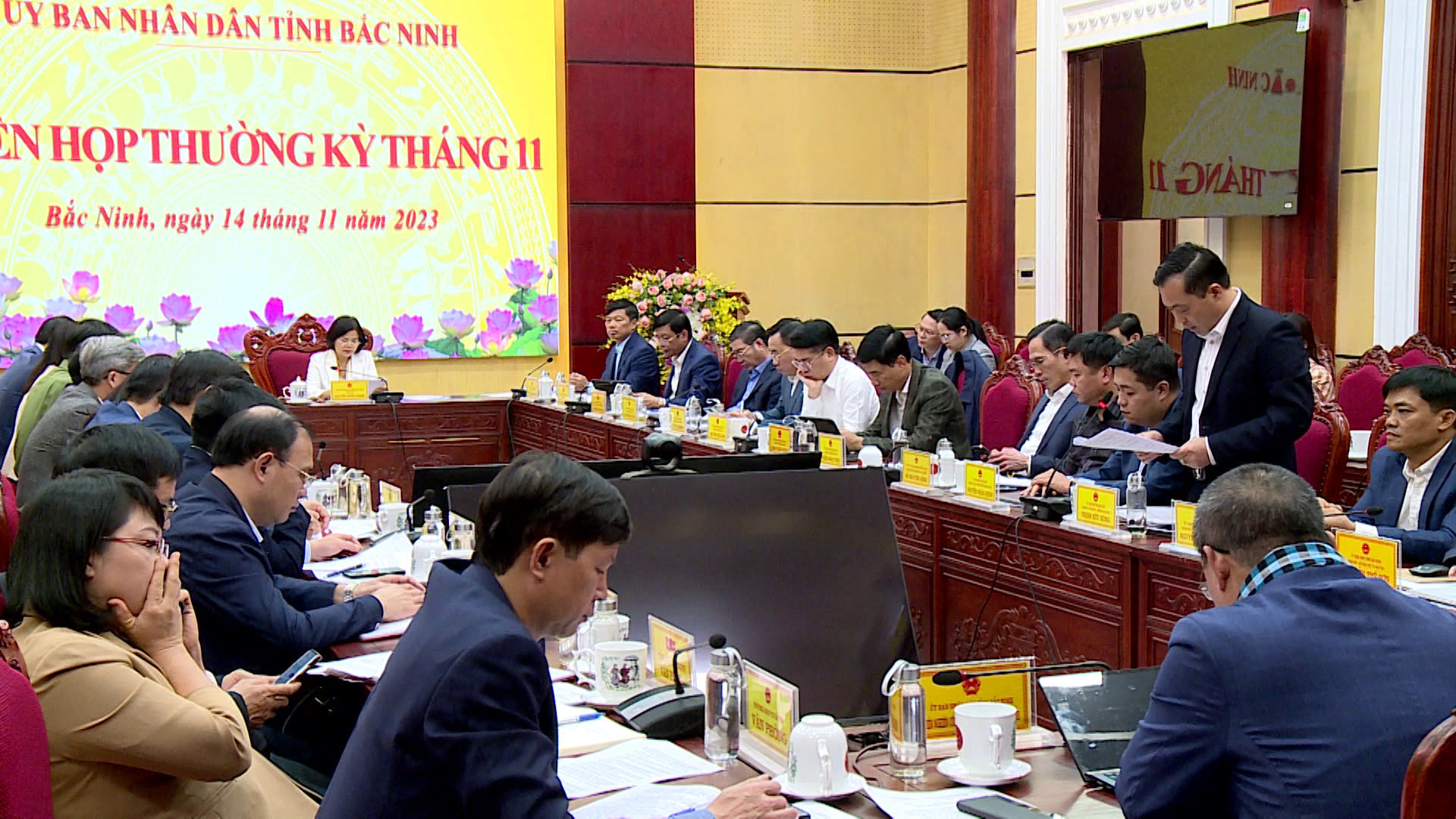 UBND_tinh_hop_thuong_ky_thang_11(2)