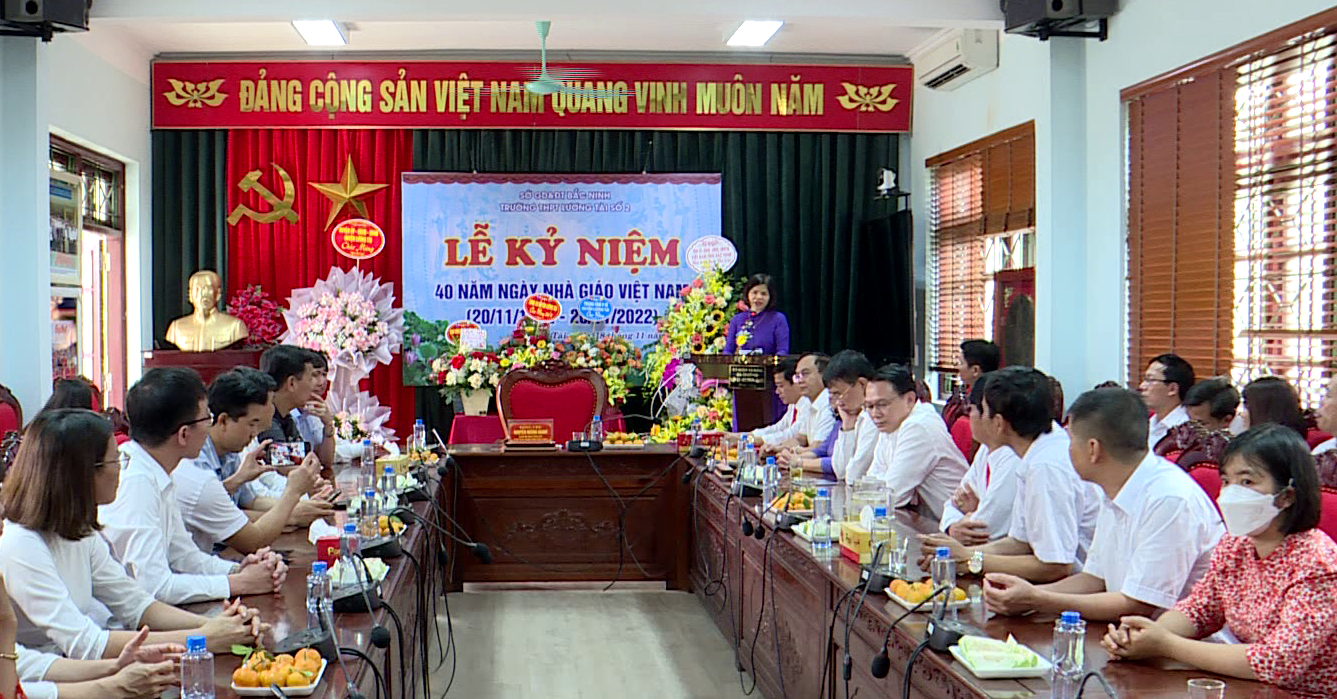 chu_tich_ubnd_tinh_chuc_mung_20.11_tai_luong_tai(3)