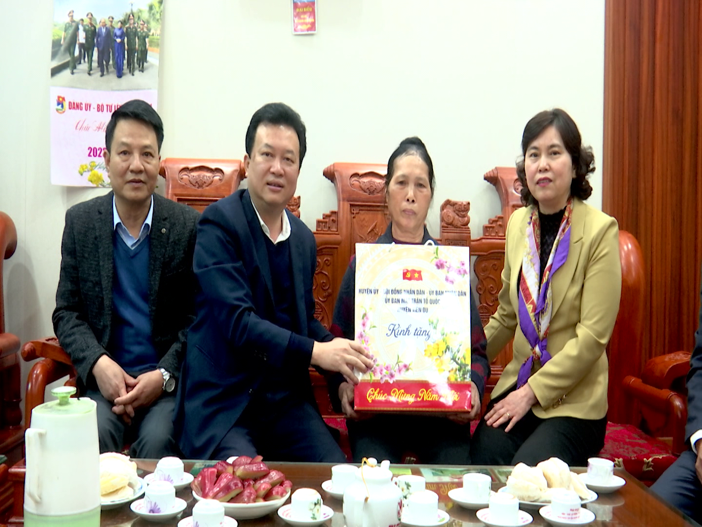 tang_qua_tet_tai_huyen_tien_du(1)