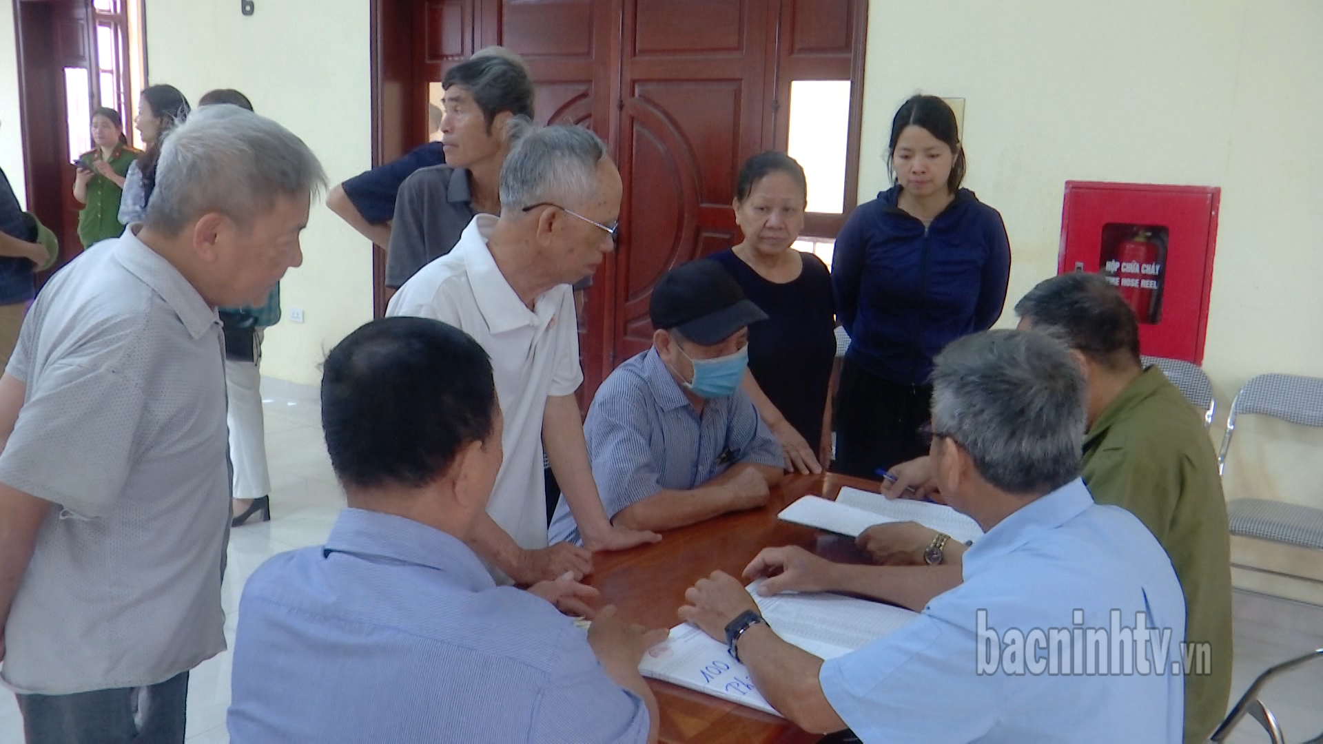 nguoi_dan_tu_son_di_bo_phieu_rat_som