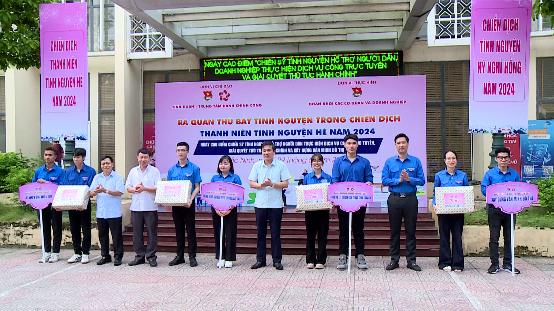 chien_sy_tinh_nguyen_ho_tro_nguoi_dan_thuc_hien_dich_vu_cong_truc_tuyen(2)