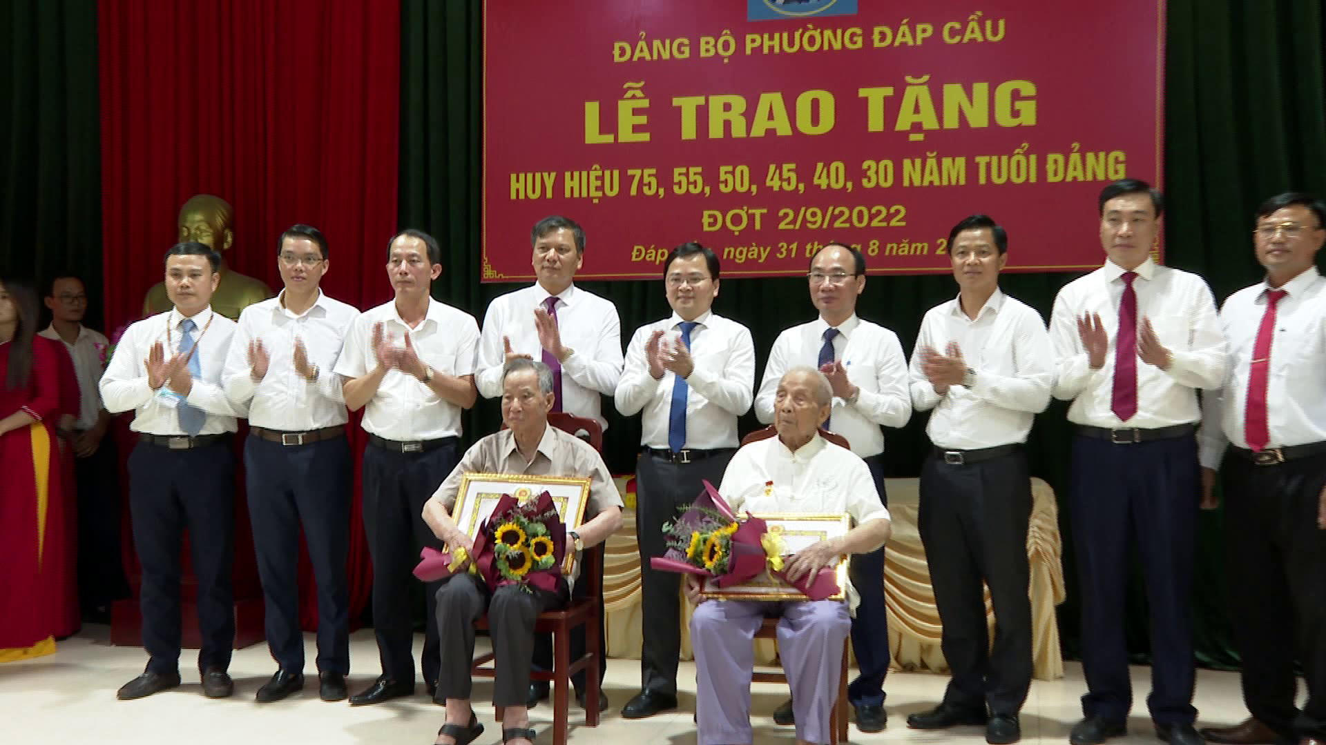 Bi_thu_Tuan_tang_Huy_hieu_Dang(2)