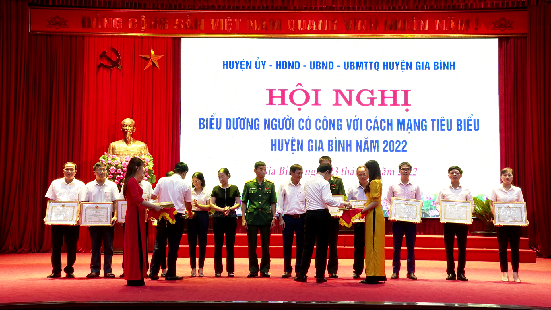 Gia_Binh_hoi_nghi_nguoi_co_cong(1)