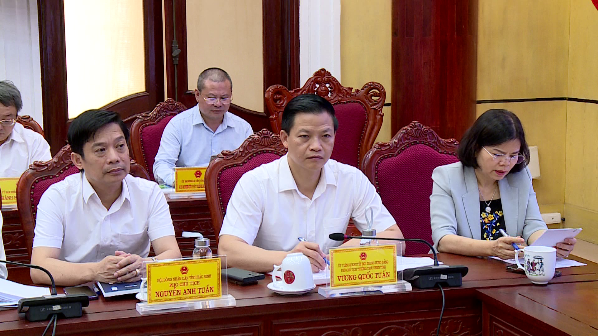 Tin_trua_hoi_nghi_cai_thien_cac_chi_so_dieu_hanh_quan_tri_dia_phuong(3)