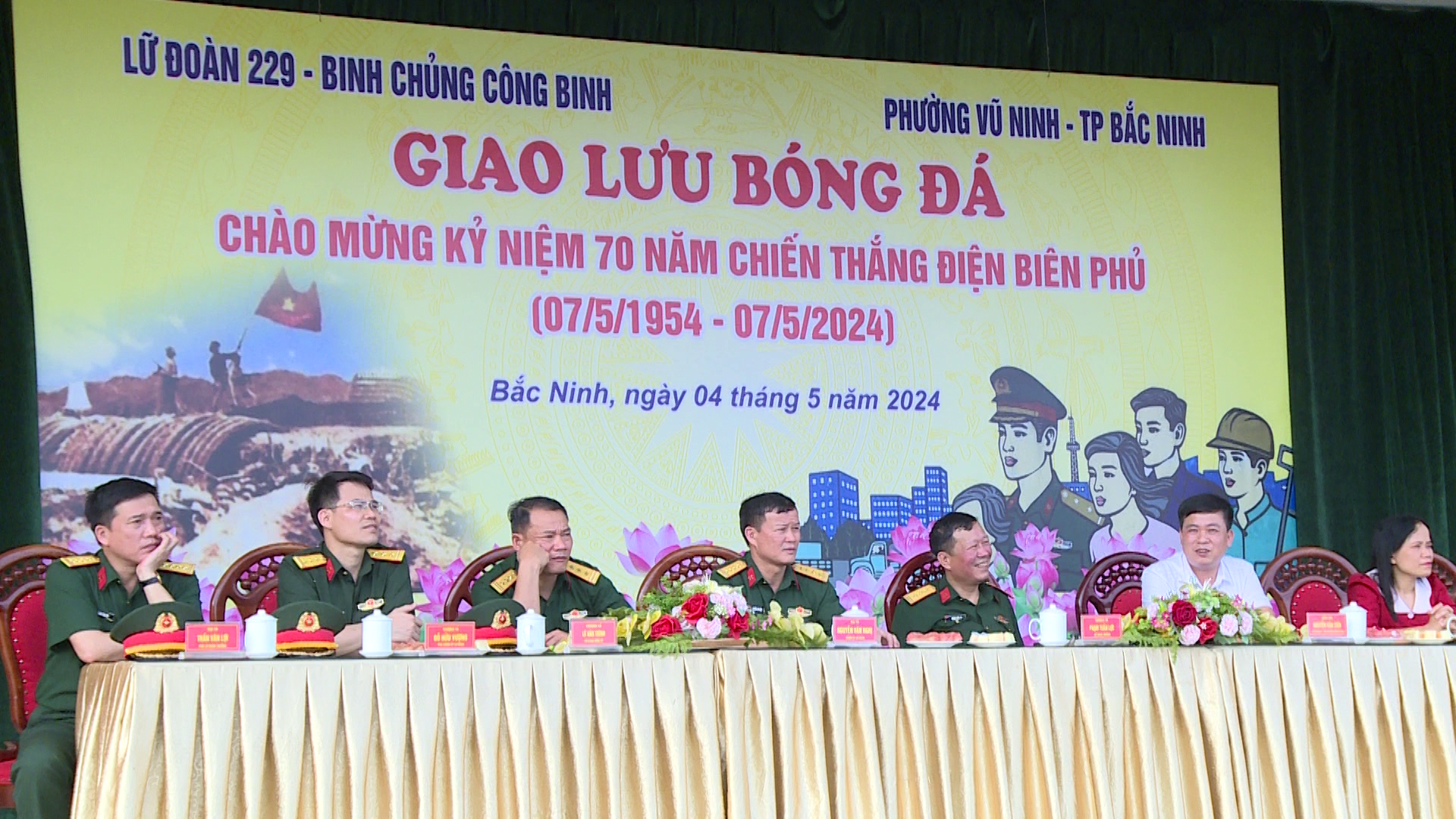 Tin_229_Giao_luu_bong_da_chao_mung_chien_thang_dien_bien_phu(1)