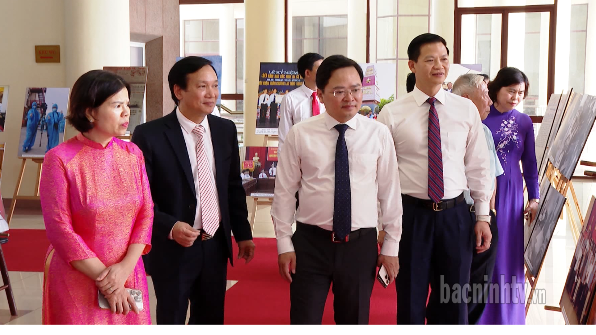 ld_tham_trung_bay_bao_chi_BN