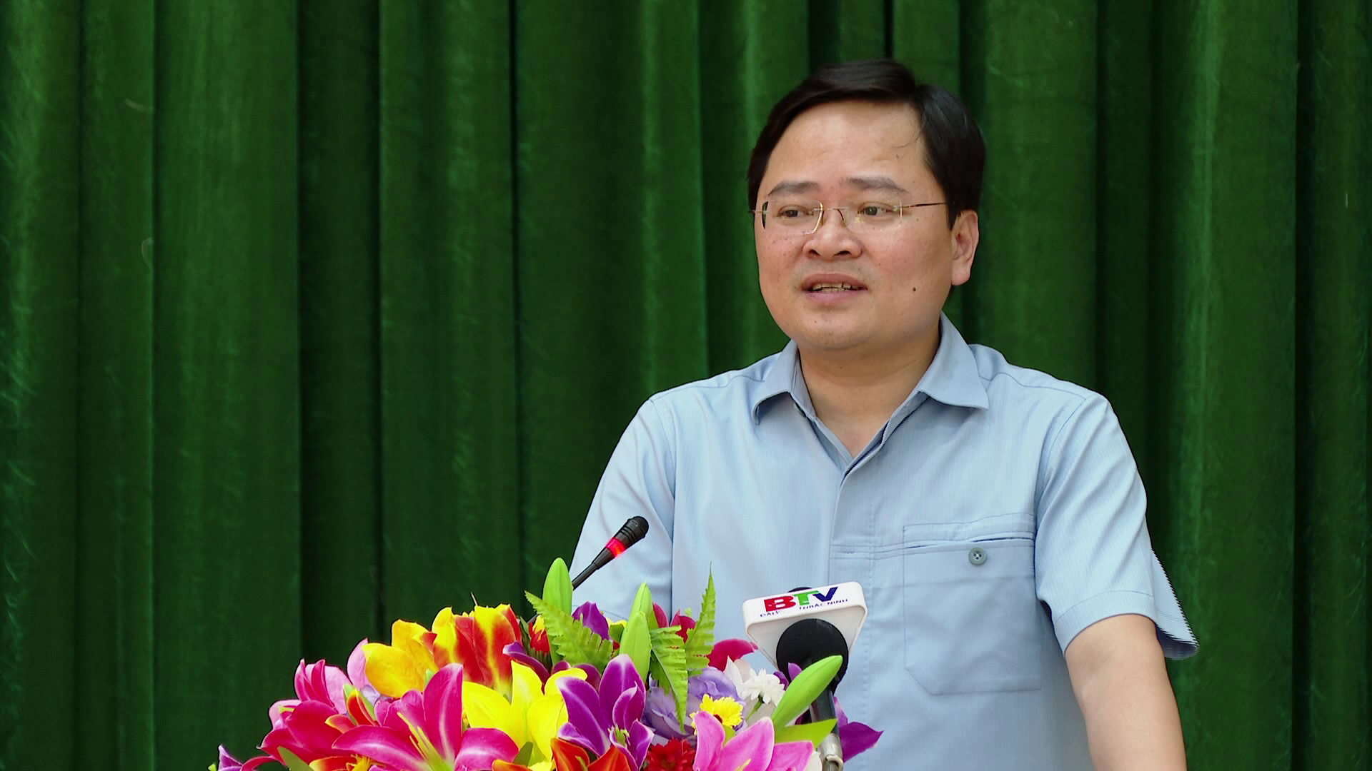 Bi_thu_sinh_hoat_tai_Chi_lang_Que_vo(3)