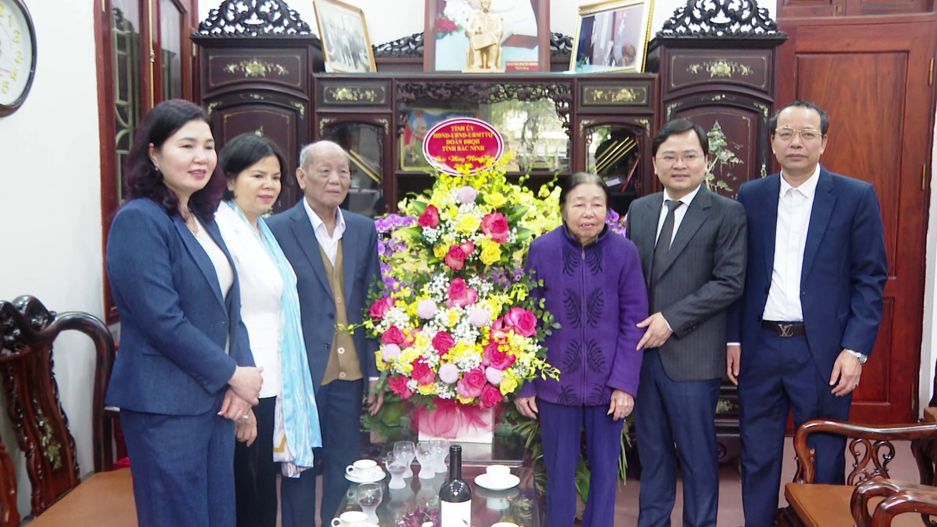Tang_qua_cac_DC_nguyen_lanh_dao_tinh(1)