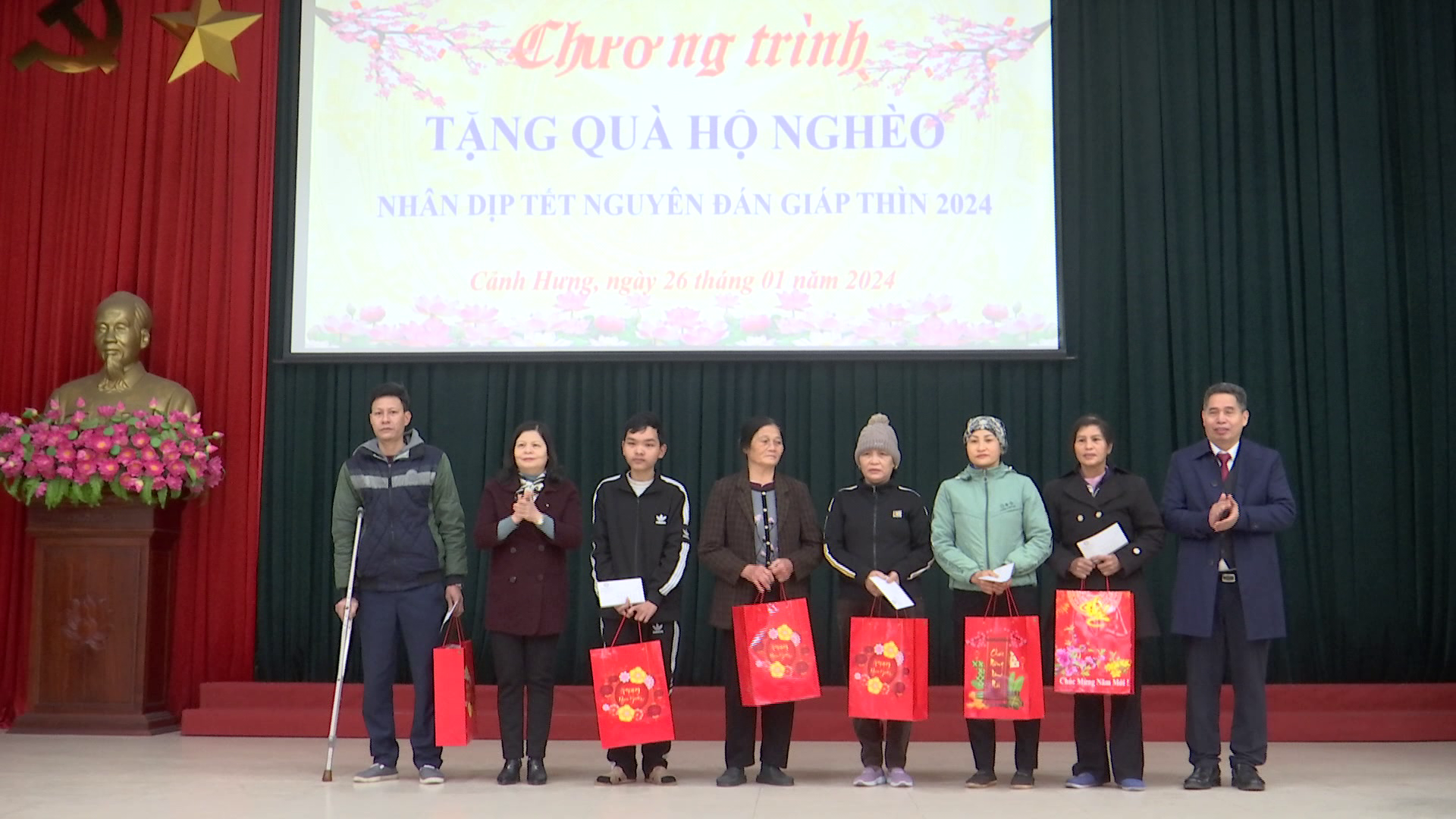 NGANH_NH_TANG_QUA_HO_NGHEO(1)