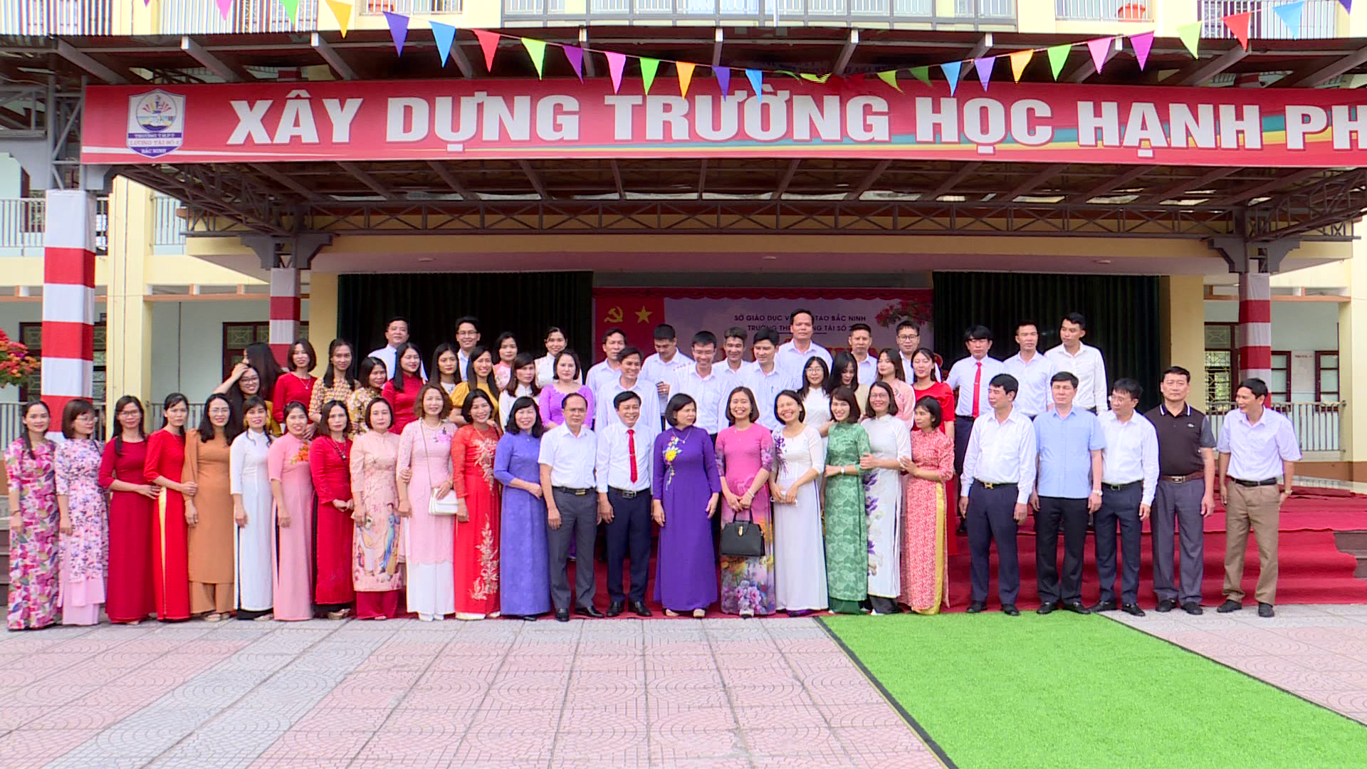 chu_tich_ubnd_tinh_chuc_mung_20.11_tai_luong_tai(5)