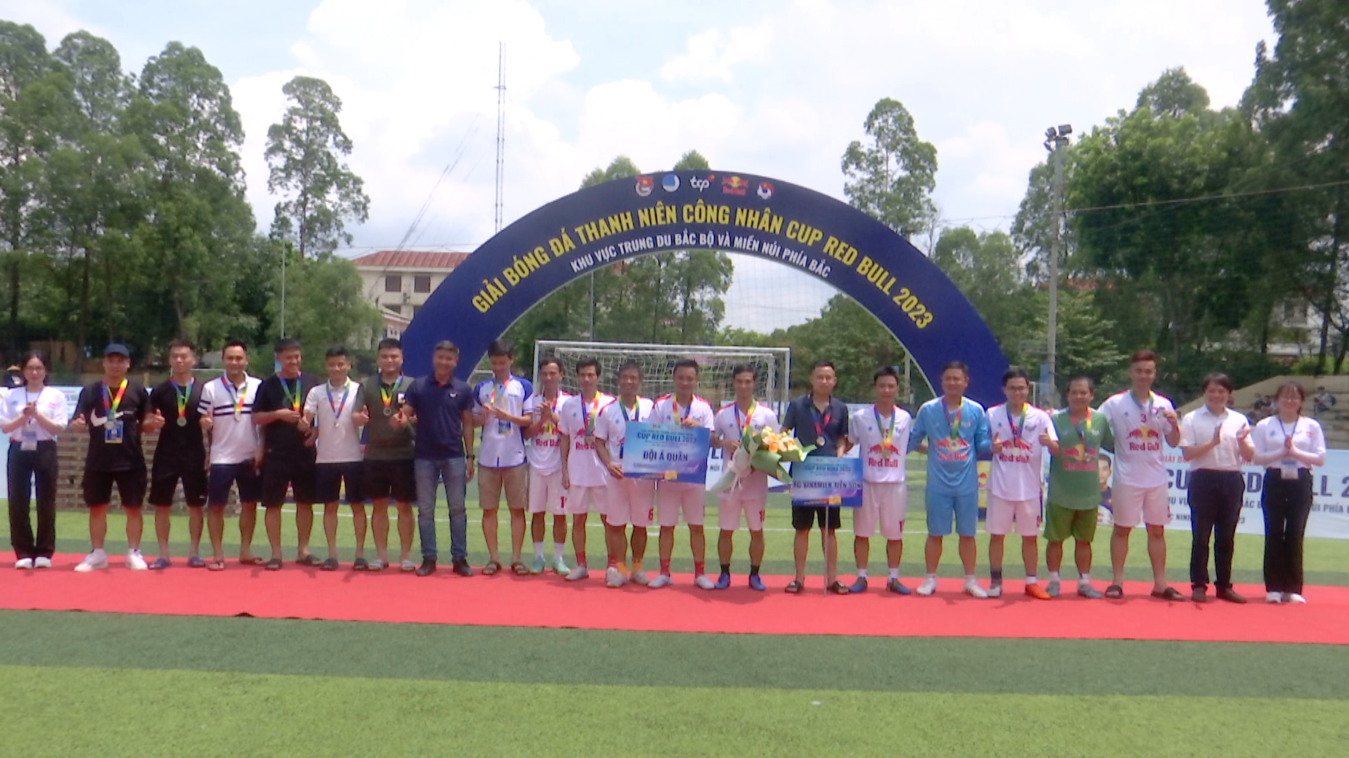 trao_giai_bong_da_chung_ket_(2)