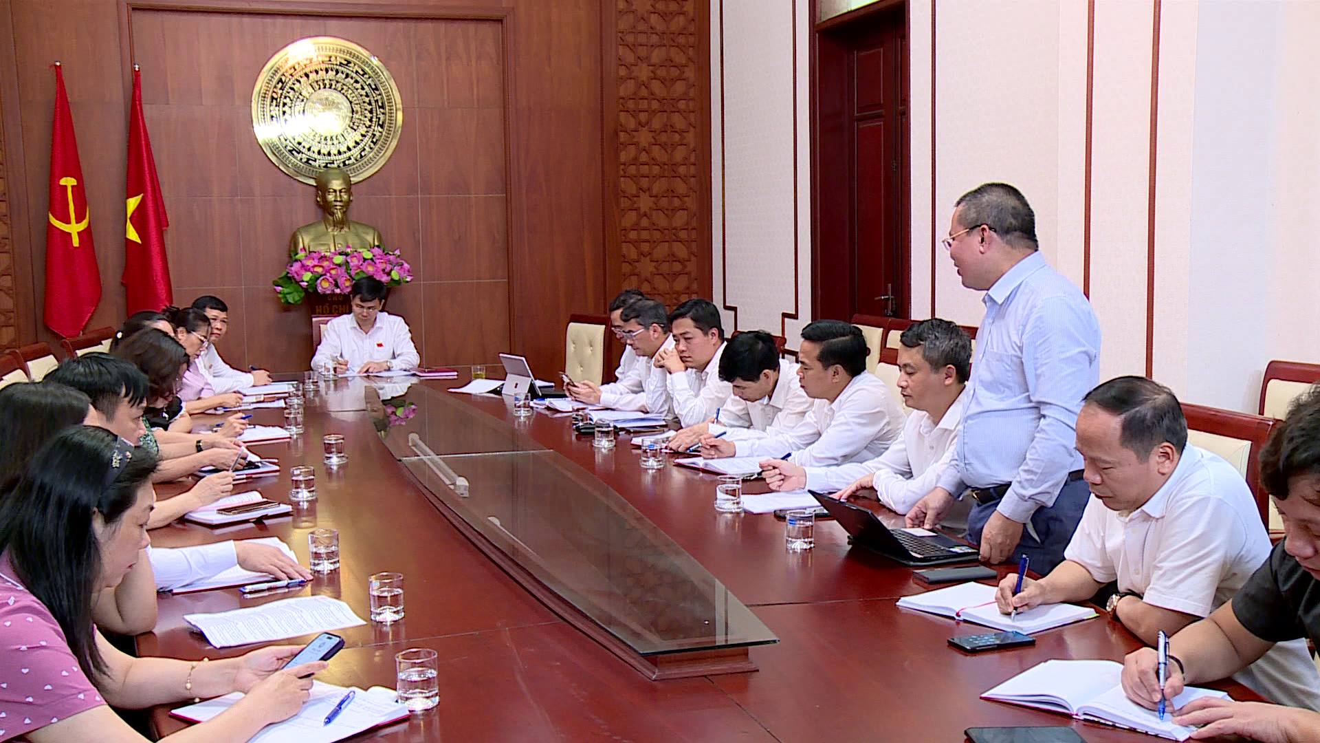 Thao_luan_khach_quan_toan_dien_danh_gia_tinh_hinh_KTXH(2).png