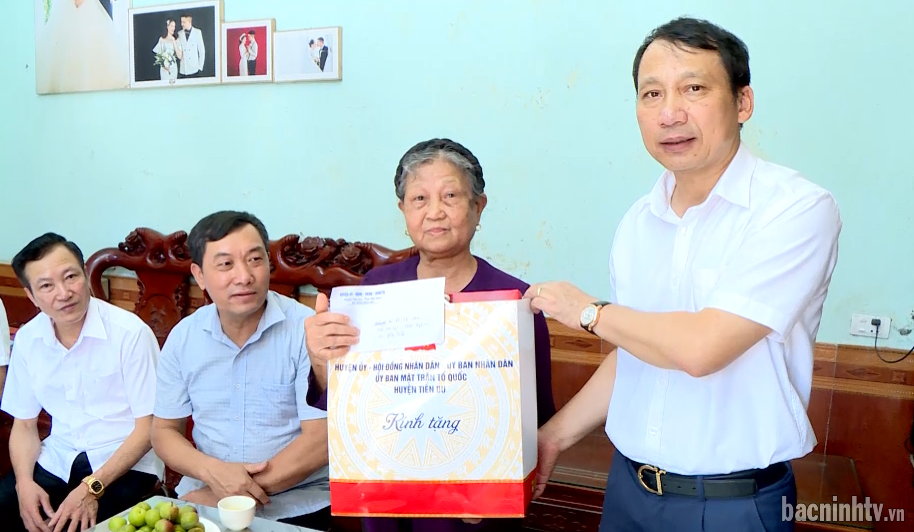 Ldao_Tien_Du_tang_qua
