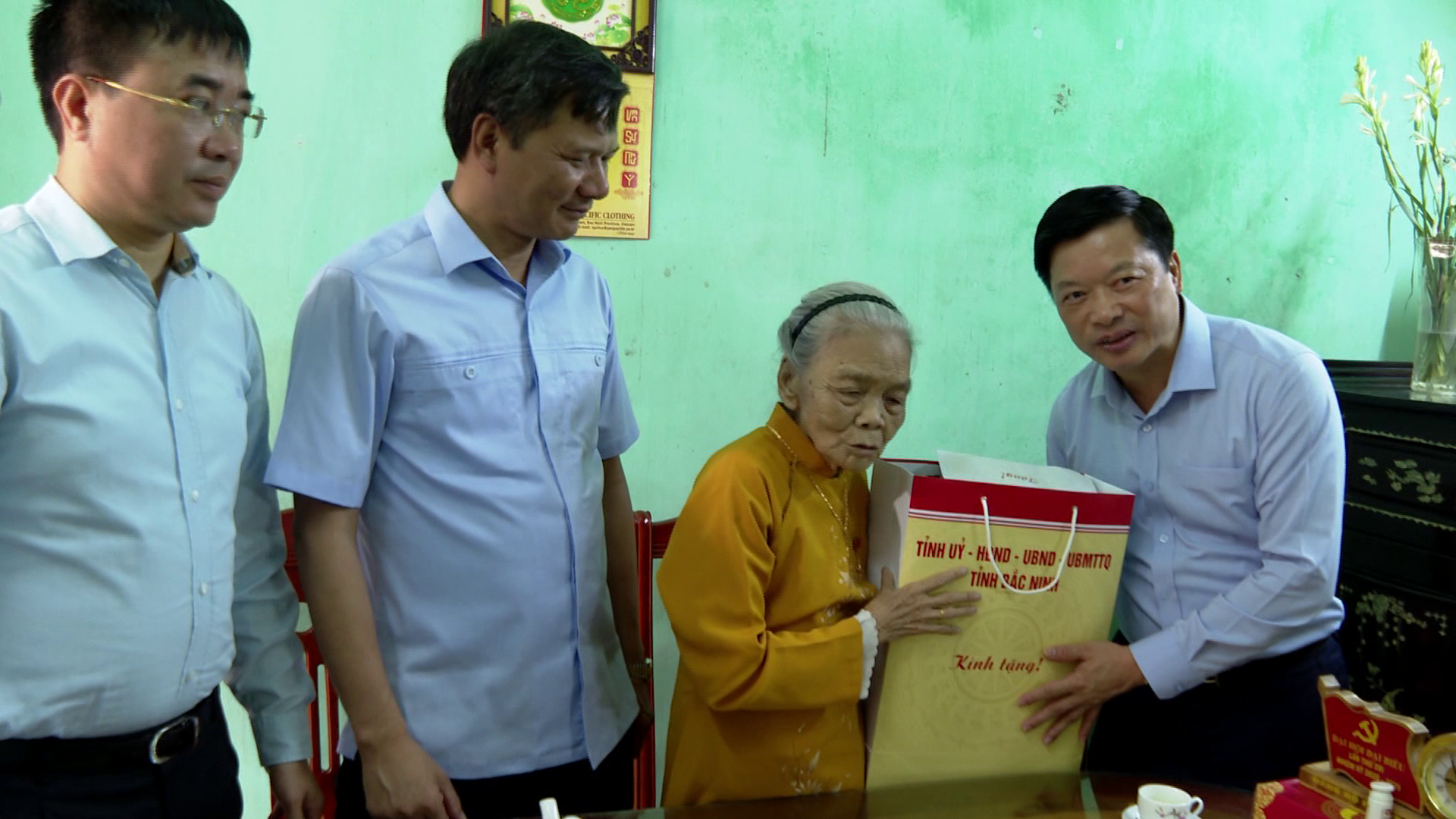 lanh_dao_tinh_tham_tang_qua_gia_dinh_chinh_sach_nguoi_co_cong_tai_TP_Bac_Ninh(4)