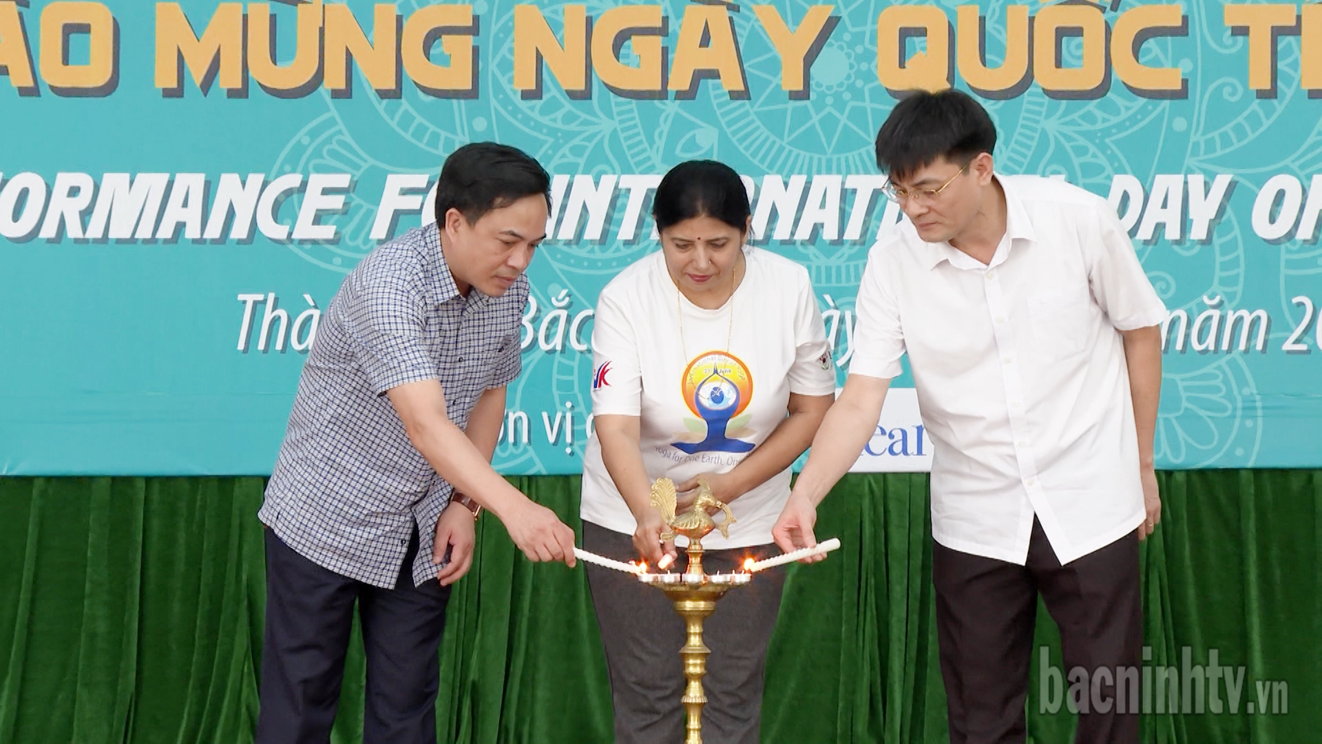 ban_to_chuc_thap_nen_ky_niem_yoga