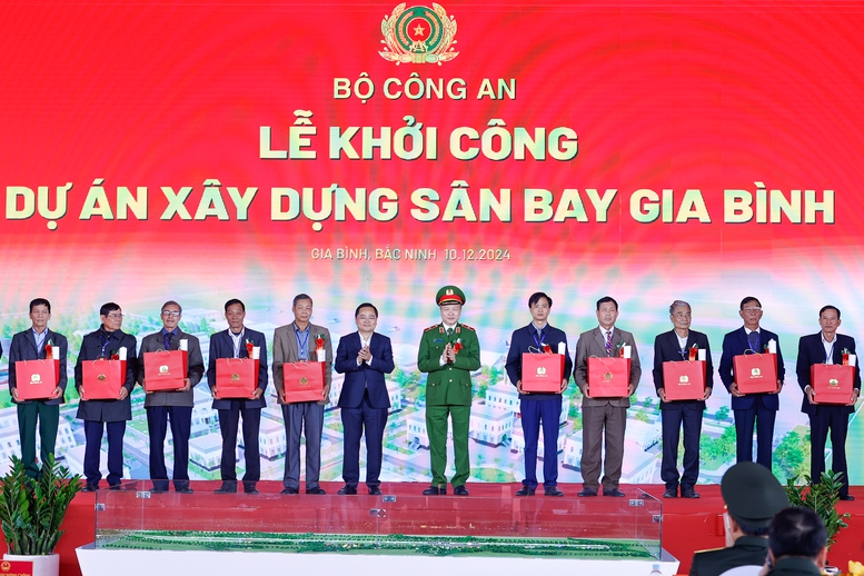 lanh_dao_tinh_tang_qua_cac_ho_nhuong_dat_cho_du_an