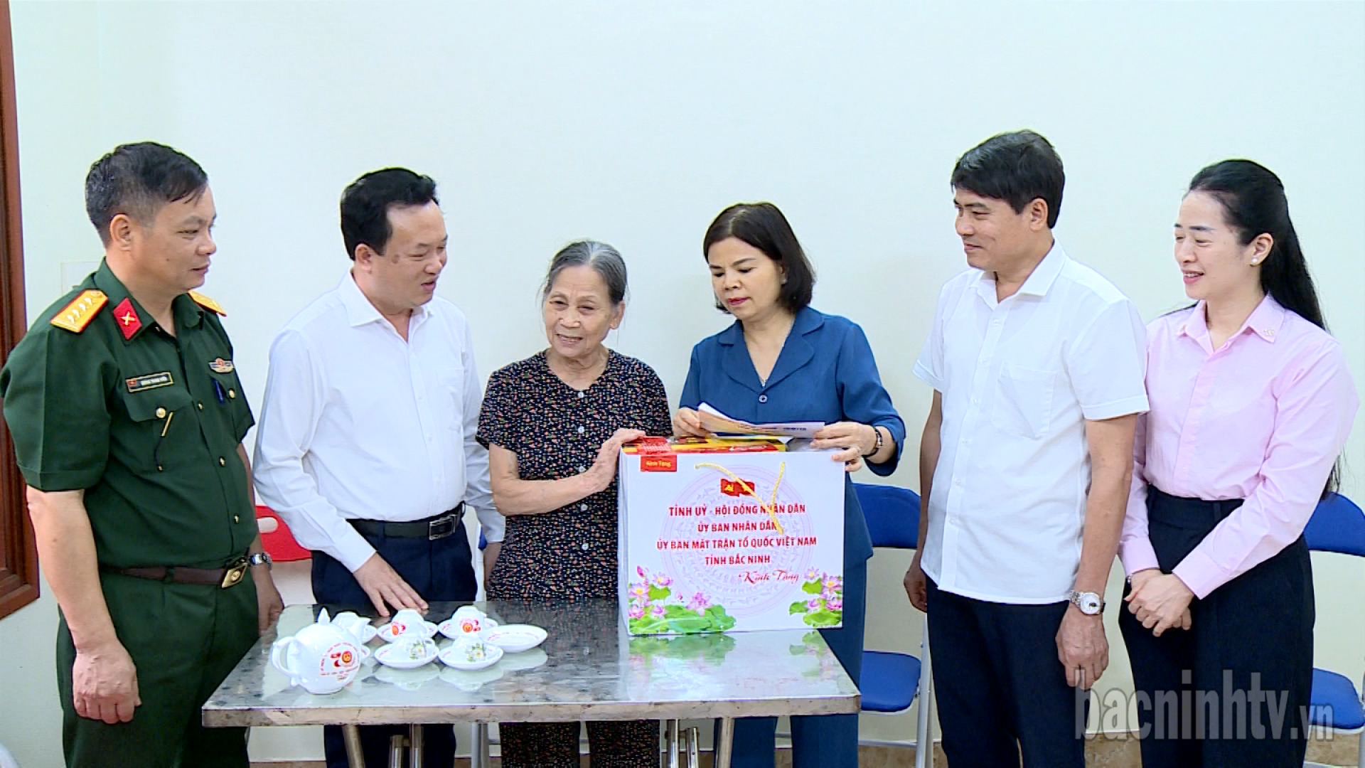 pho_BT_tang_qua_ba_Ngoc