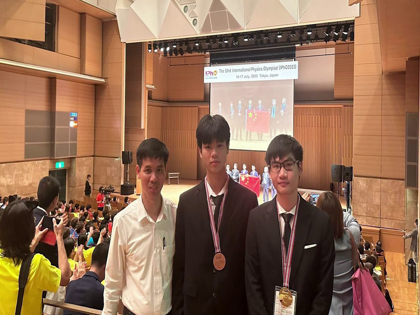 HS_xuat_sac_danh_huy_chuong_vang_vat_ly_quoc_te(1)