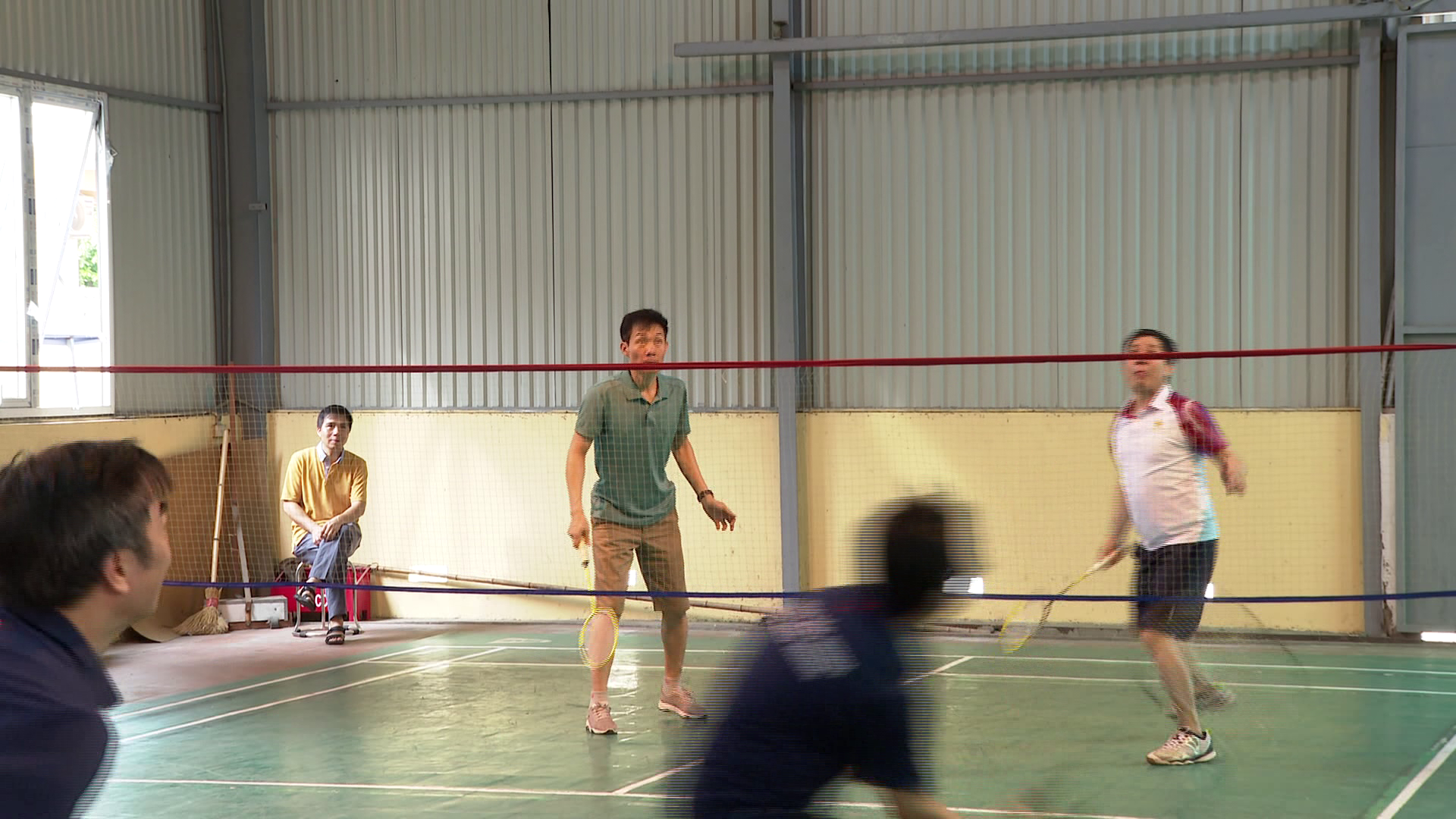 Cau_long_hoi_nha_bao(3)
