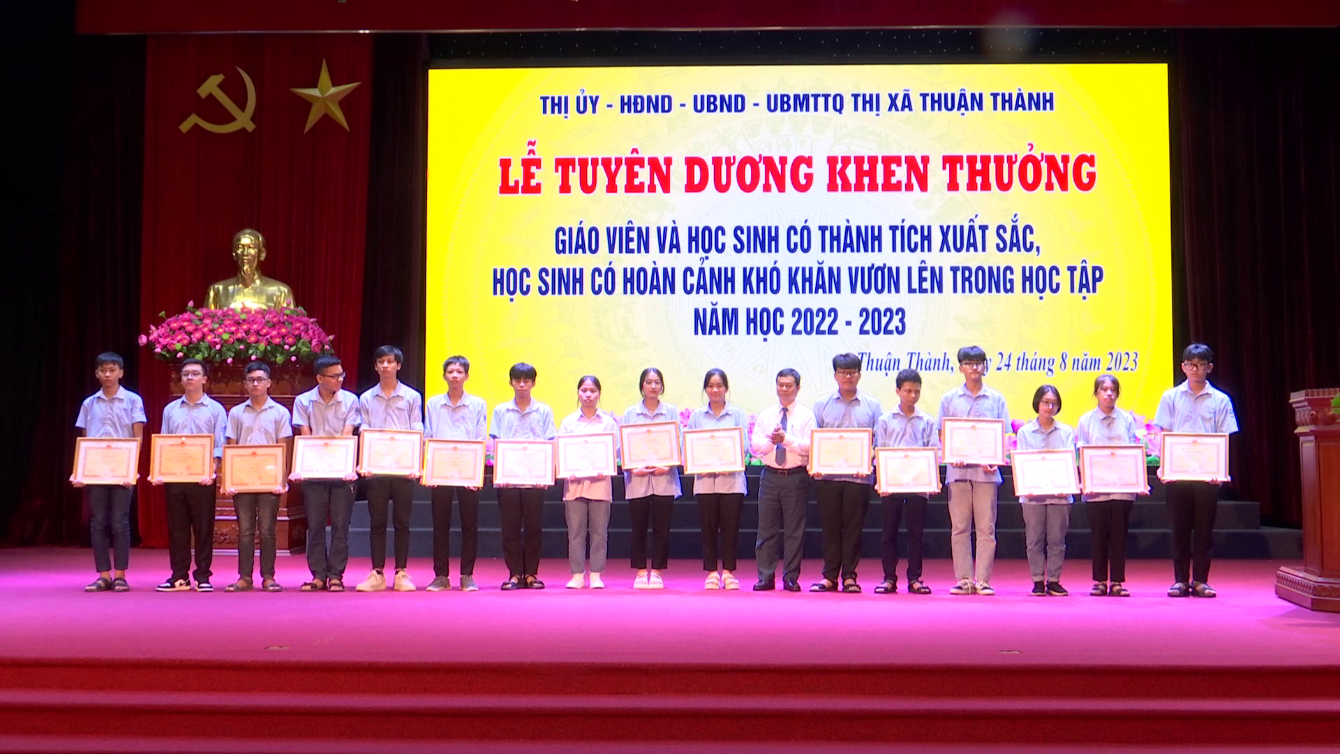 THUAN_THANH_TUYEN_DUONG_KHEN_THUONG_GIAO_VIEN_HOC_SINH(2)