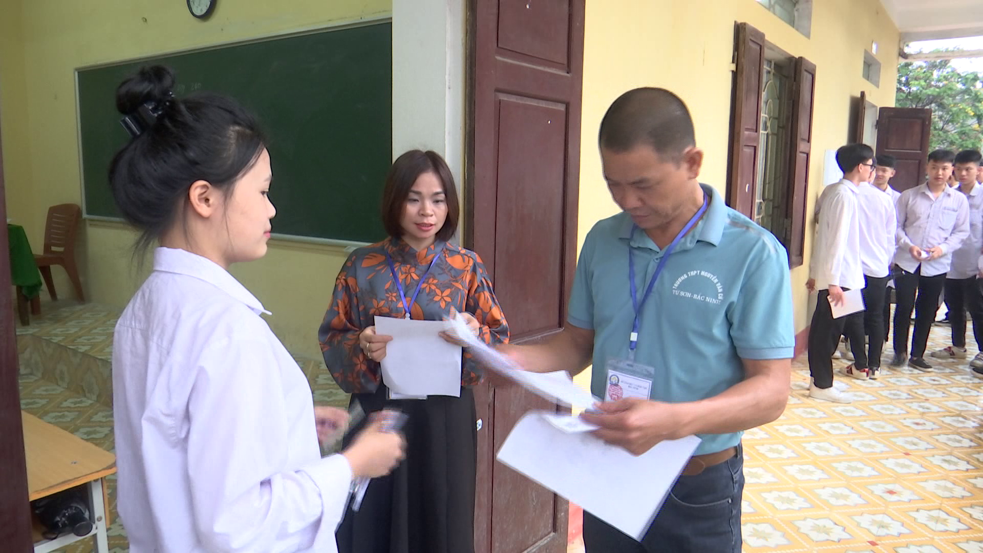 TIN_TRUA_NGAY_DAU_TN_2024(2)