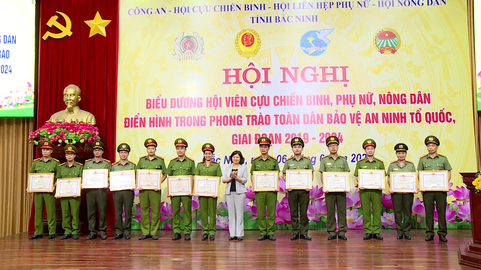Hoi_nghi_bieu_duong_hoi_vien_CCB_ND_PN_dien_hinh_trong_phong_trao_BVANTQ(3)