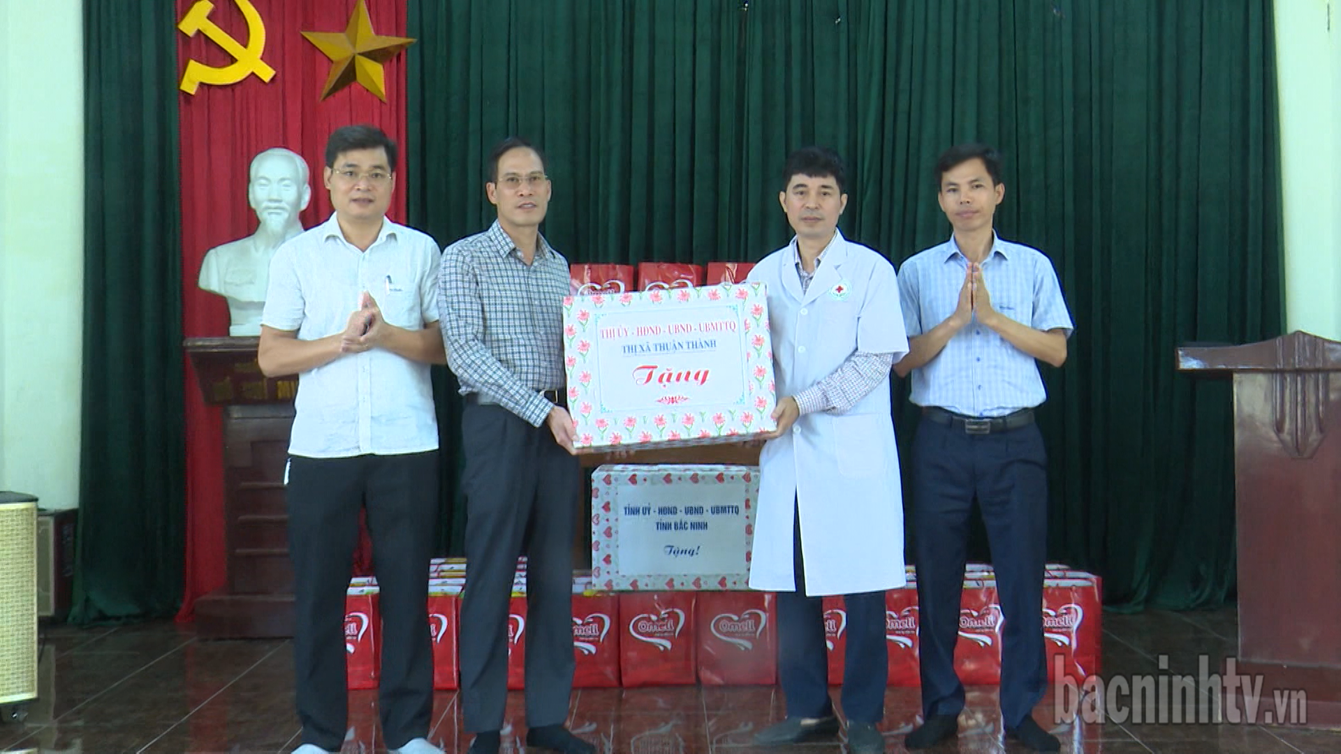 huyen_tt_tang_qua_trung_tam
