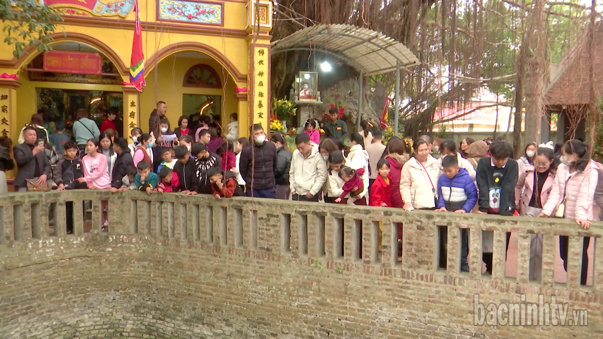 Du_khach_den_den_Cung_gieng_Ngoc