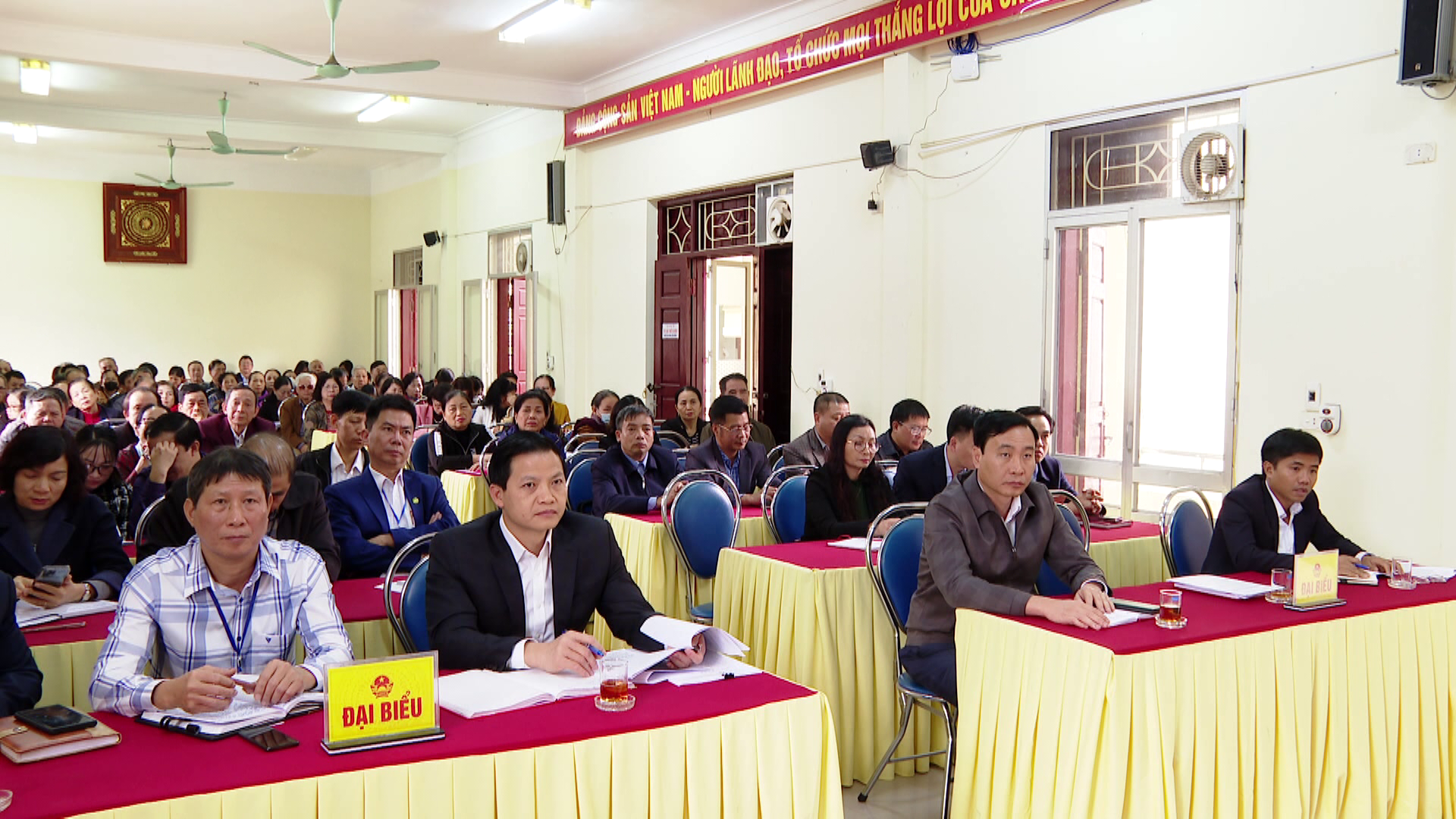 Dc_Vuong_Quoc_Tuan_tiep_xuc_cu_tri_Tien_An(1)