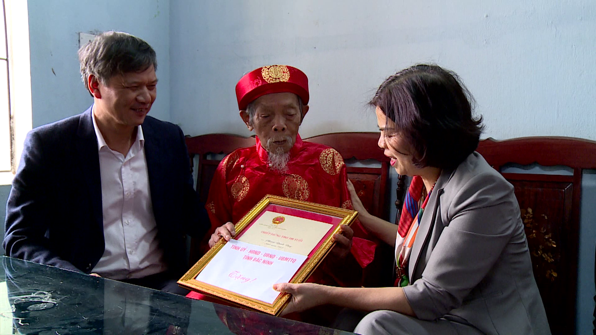 Chu_tich_tang_qua_tet_tai_thanh_pho_bac_ninh(2)