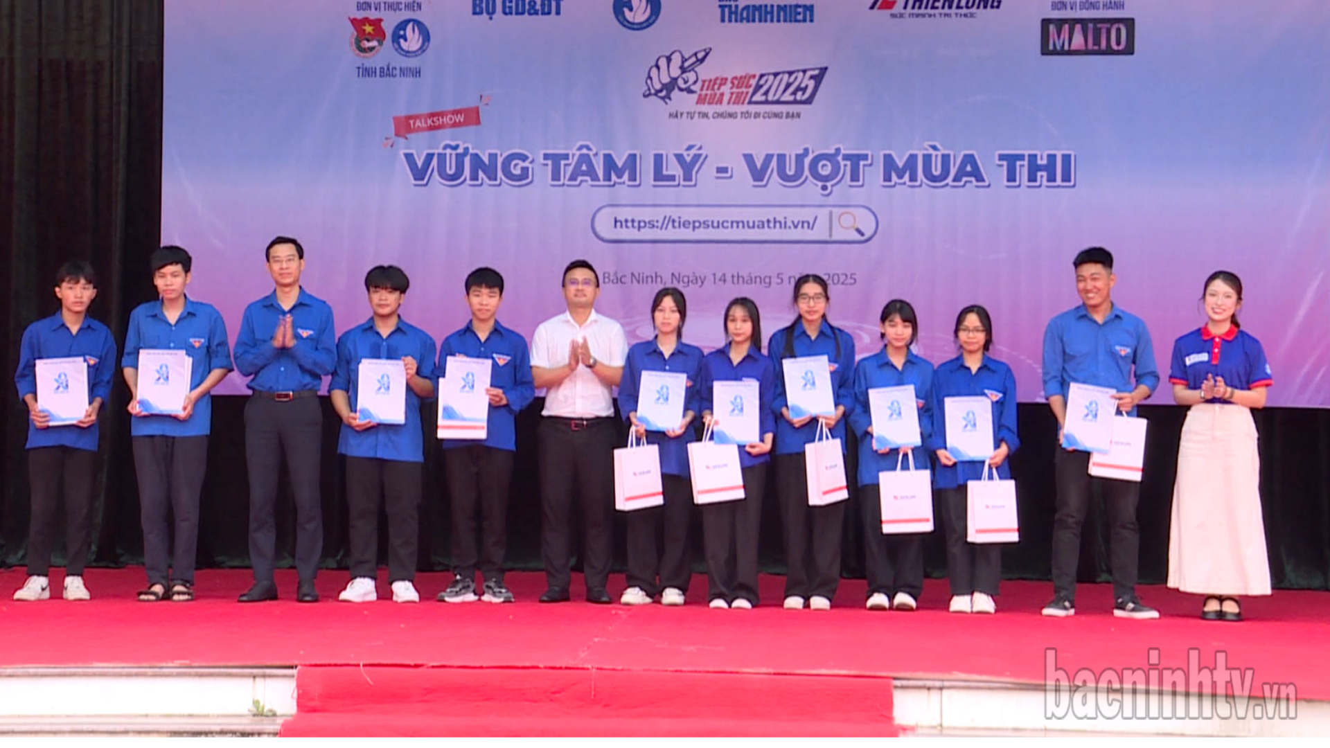 tang_qua_hs_kho_khan